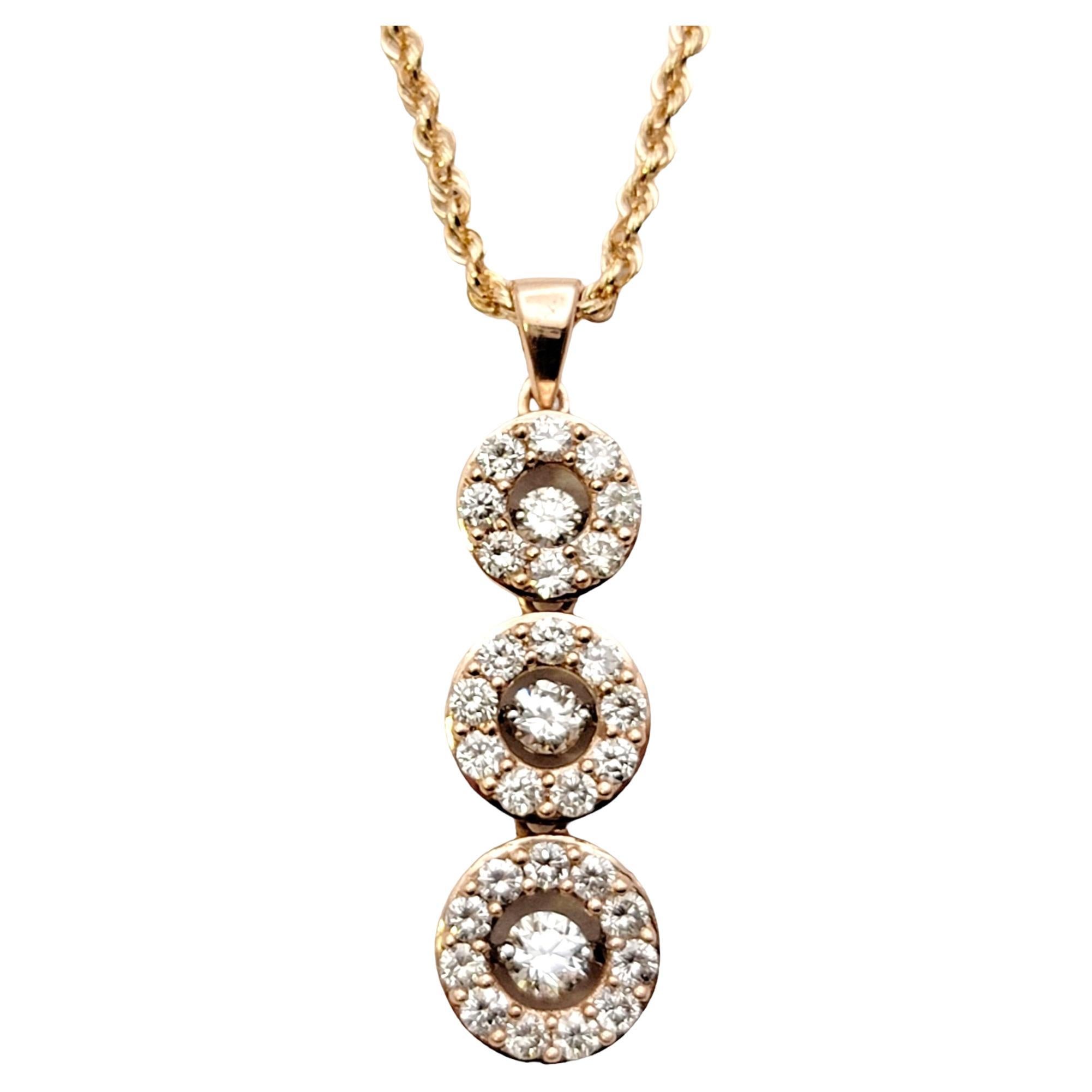 Taille ronde Collier pendentif contemporain en or rose 14 carats à 3 cercles de diamants pavés  en vente