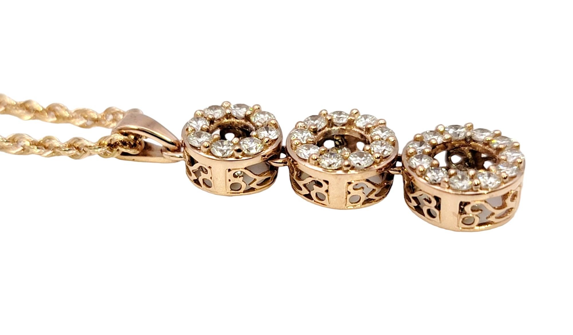 Collier pendentif contemporain en or rose 14 carats à 3 cercles de diamants pavés  Pour femmes en vente