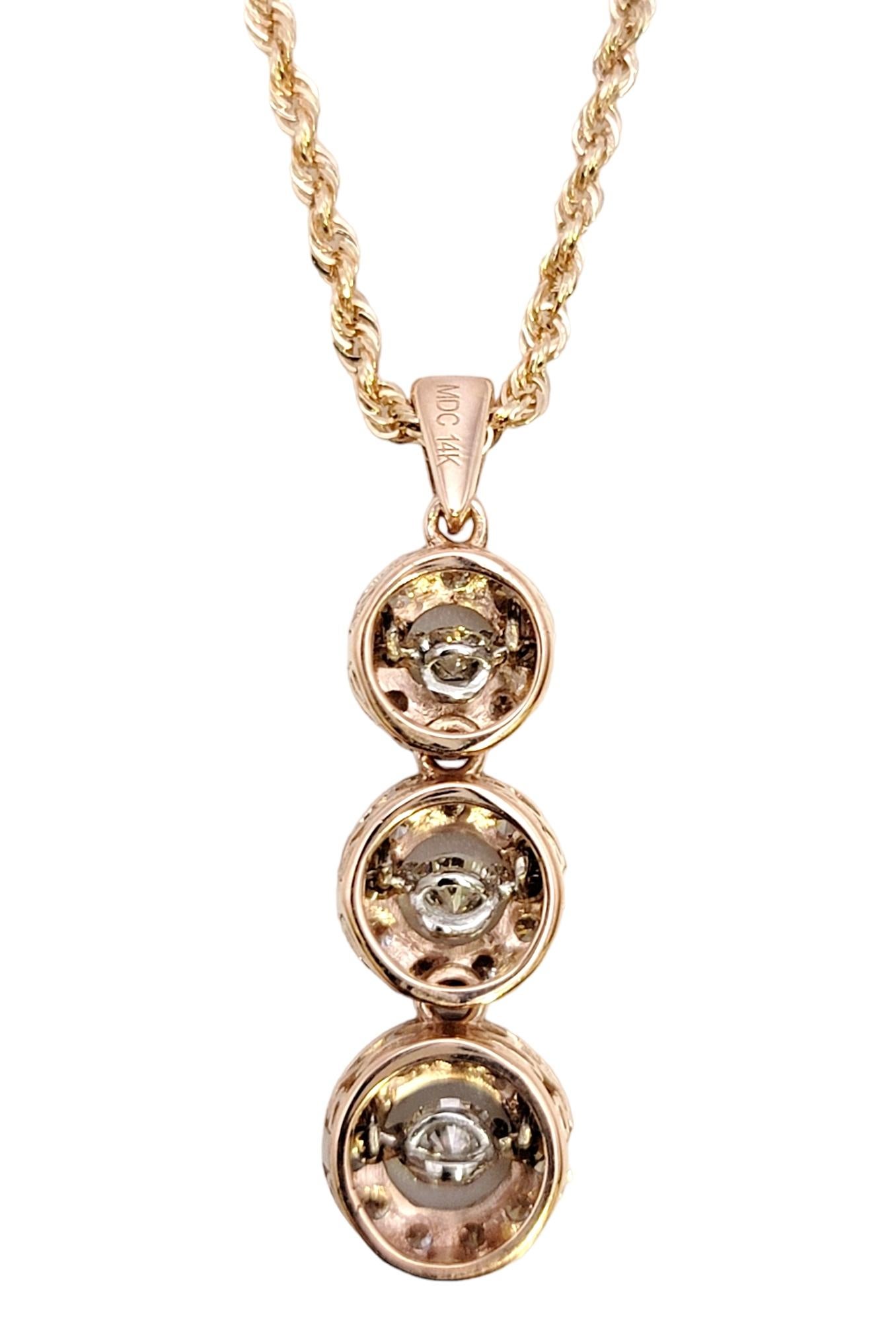 Collier pendentif contemporain en or rose 14 carats à 3 cercles de diamants pavés  en vente 1