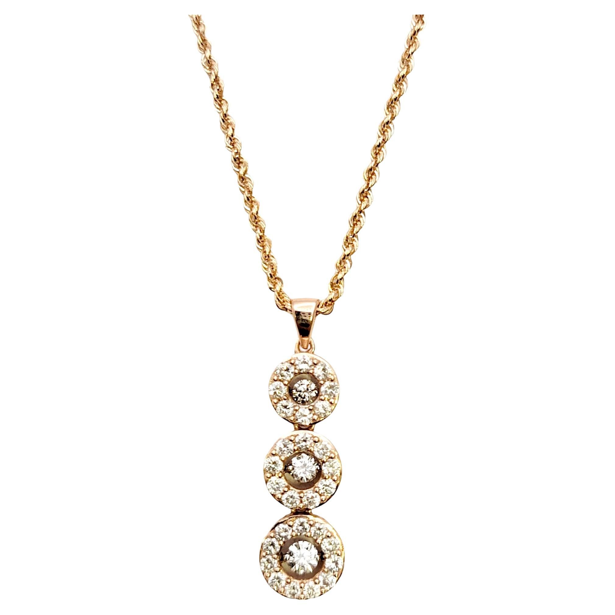Collier pendentif contemporain en or rose 14 carats à 3 cercles de diamants pavés  en vente