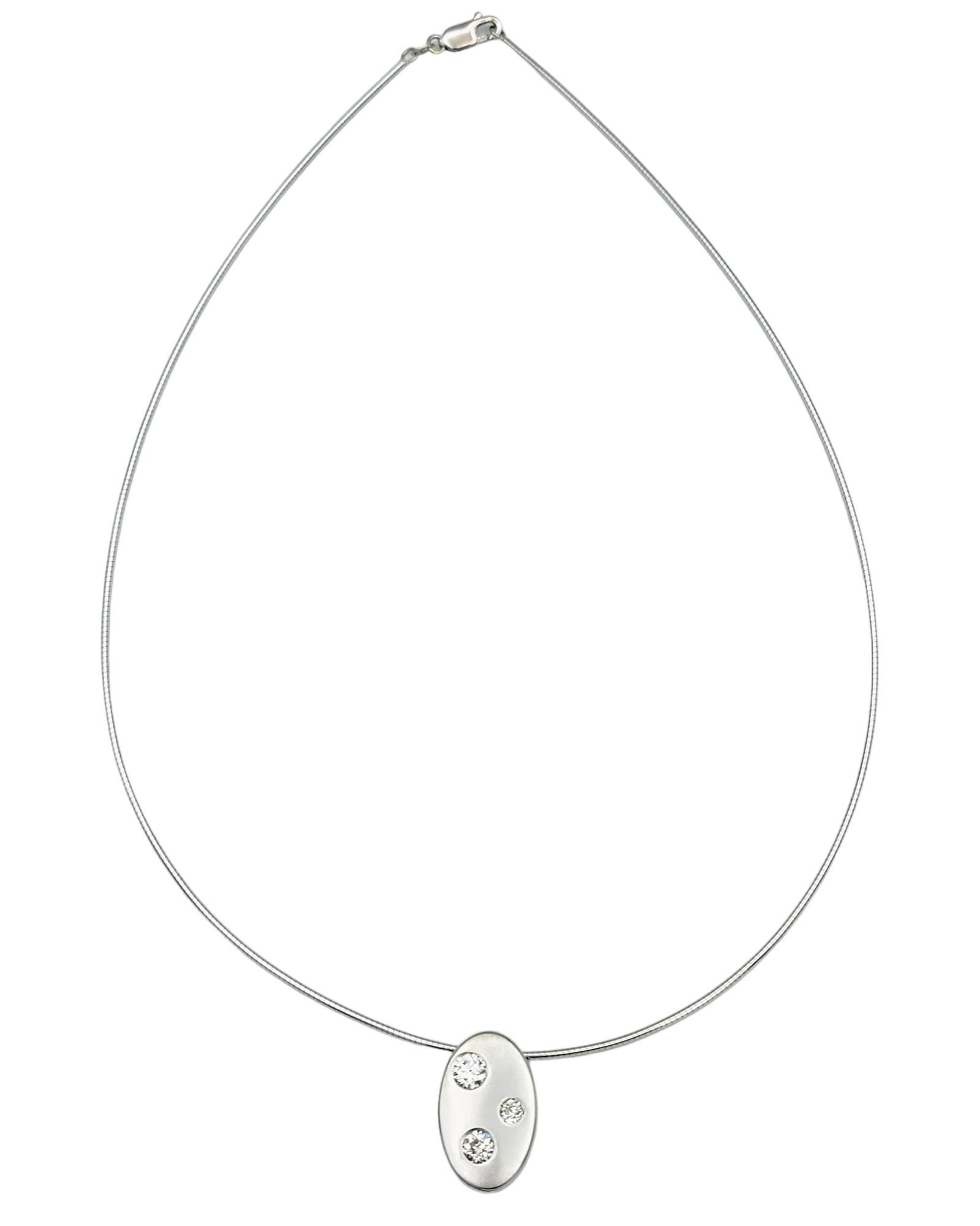 Contemporaneo Collana contemporanea con ciondolo ovale con 3 diamanti e catena a filo in oro bianco 14 carati in vendita