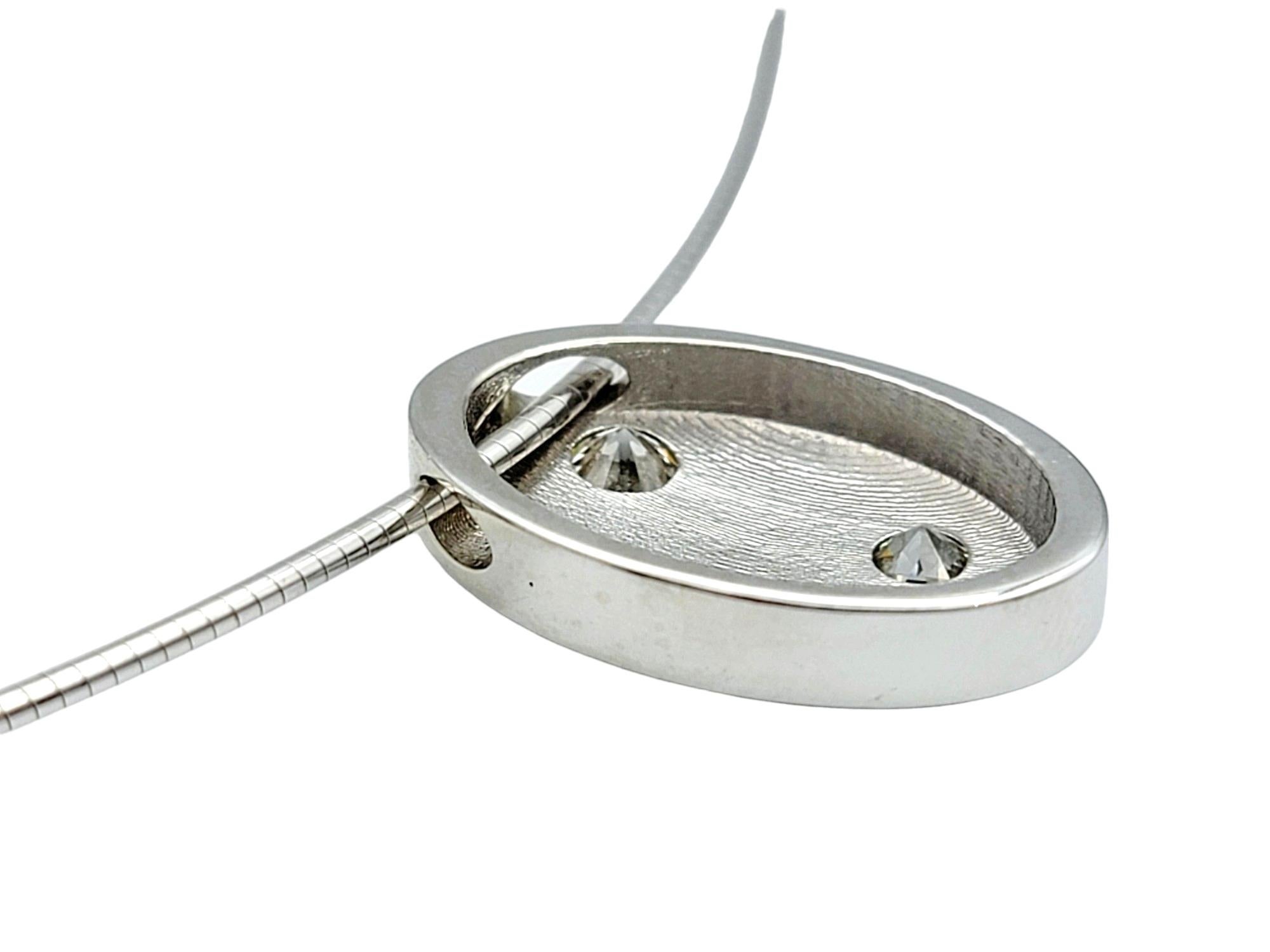 Taglio rotondo Collana contemporanea con ciondolo ovale con 3 diamanti e catena a filo in oro bianco 14 carati in vendita