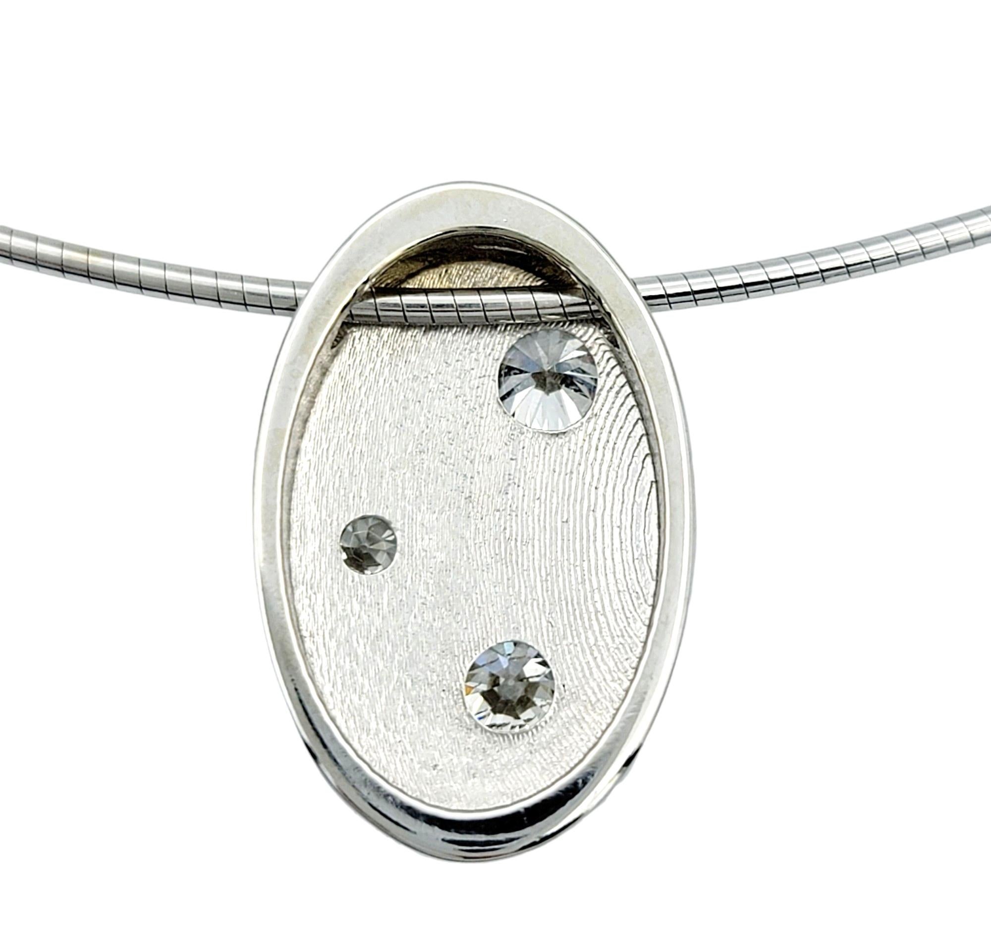 Collana contemporanea con ciondolo ovale con 3 diamanti e catena a filo in oro bianco 14 carati In condizioni buone in vendita a Scottsdale, AZ