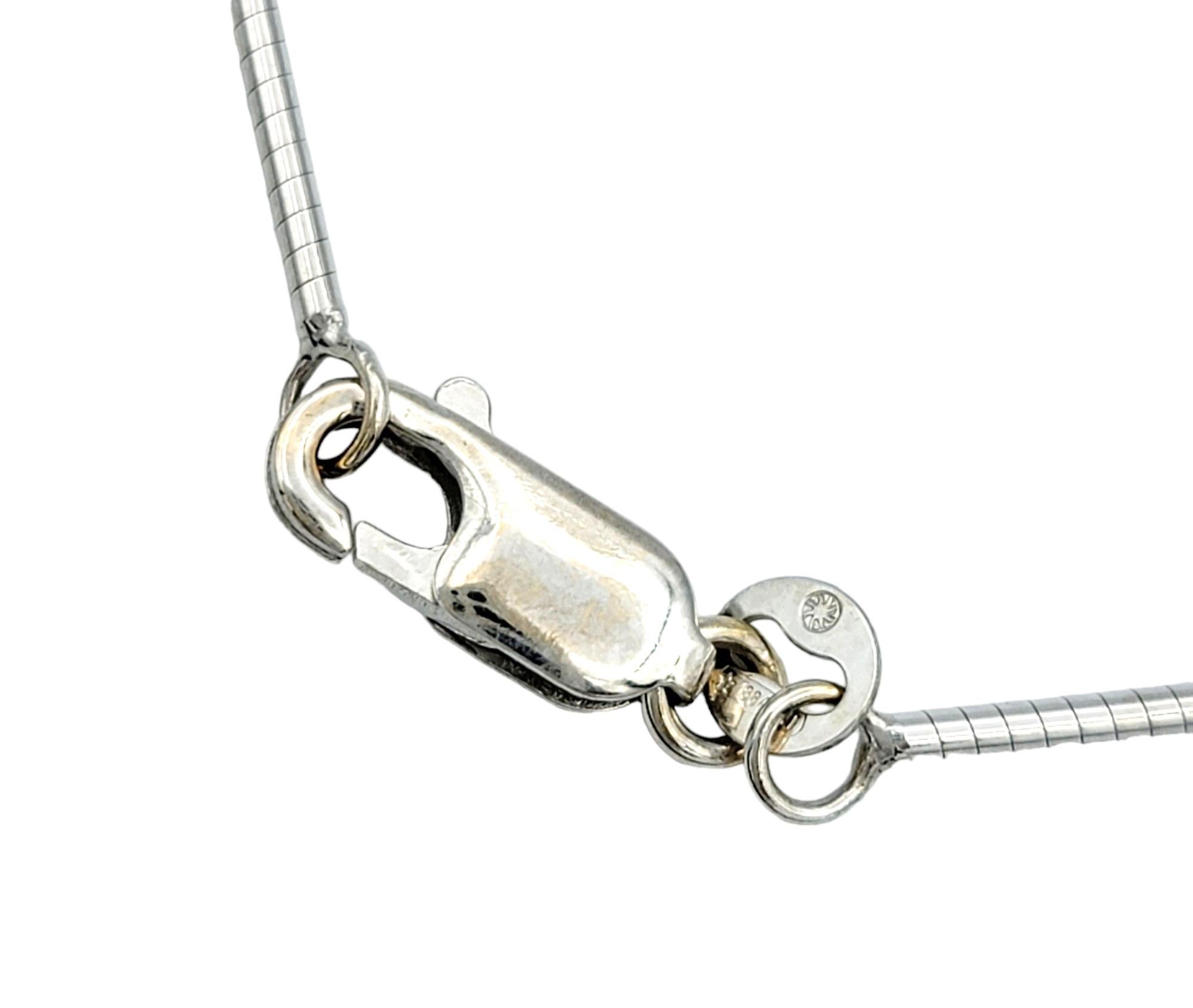 Donna Collana contemporanea con ciondolo ovale con 3 diamanti e catena a filo in oro bianco 14 carati in vendita