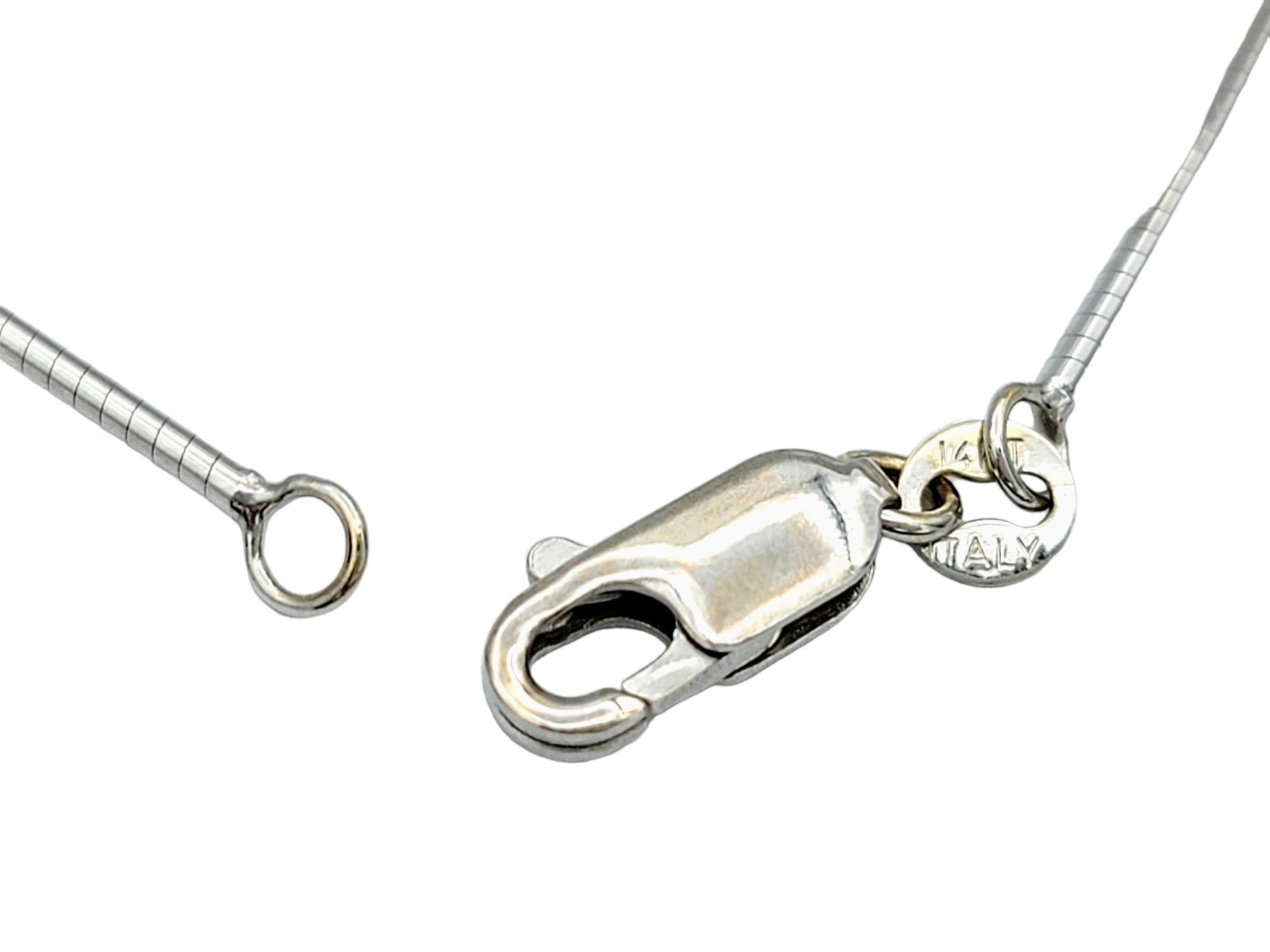 Collana contemporanea con ciondolo ovale con 3 diamanti e catena a filo in oro bianco 14 carati in vendita 1