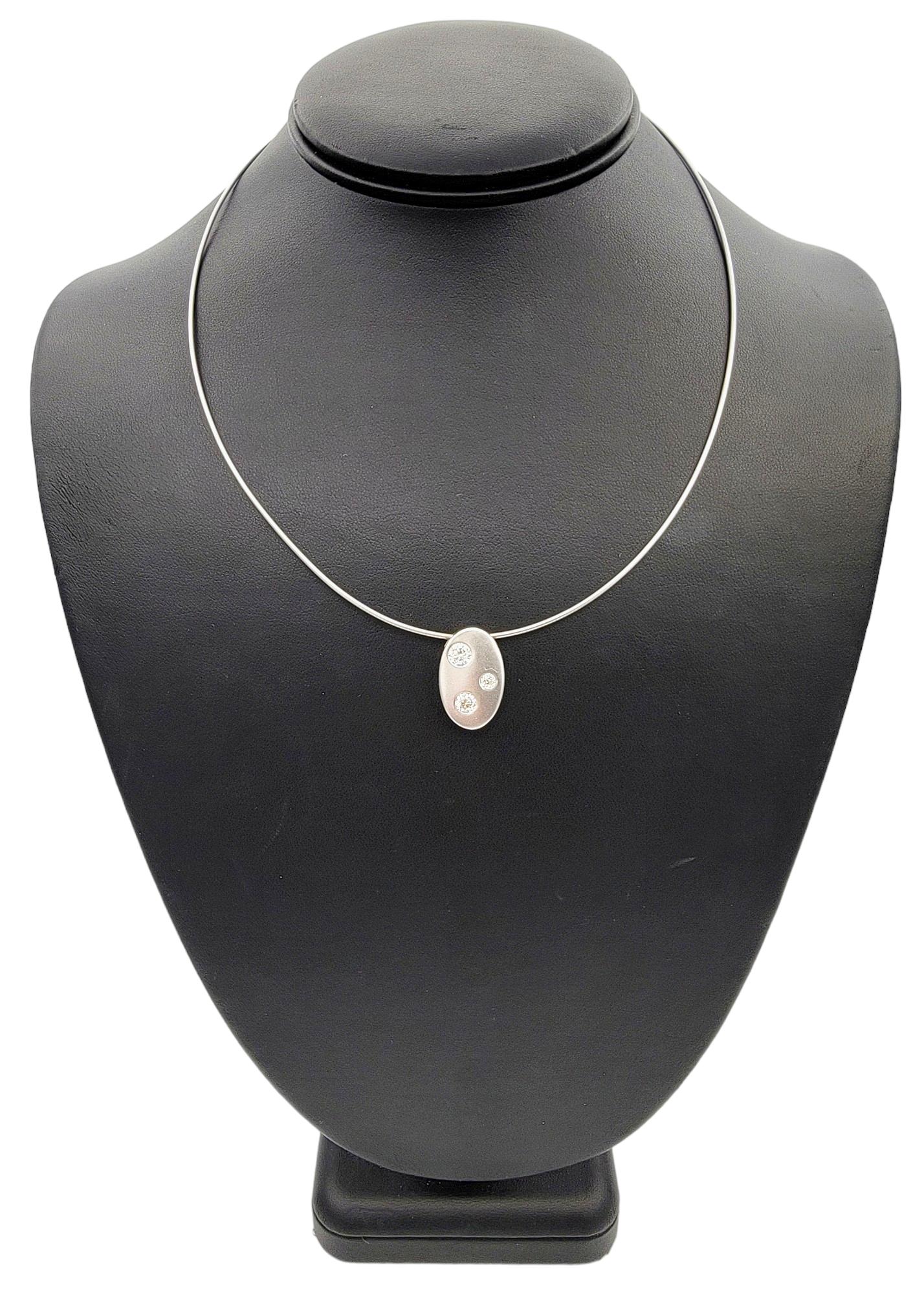 Collana contemporanea con ciondolo ovale con 3 diamanti e catena a filo in oro bianco 14 carati in vendita 2