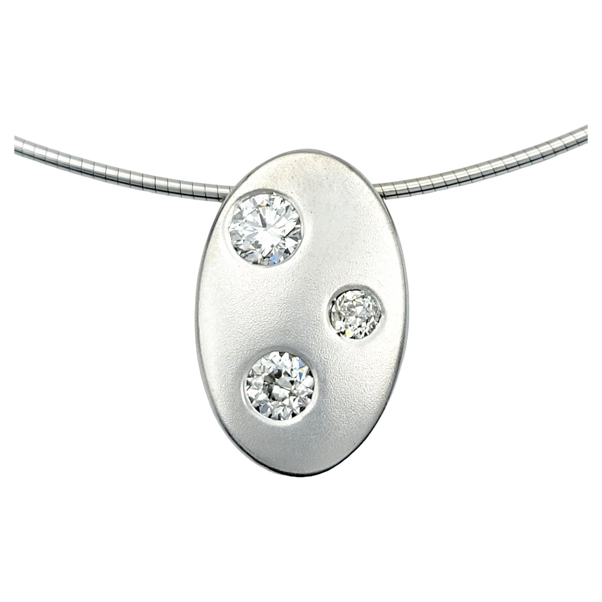 Collana contemporanea con ciondolo ovale con 3 diamanti e catena a filo in oro bianco 14 carati