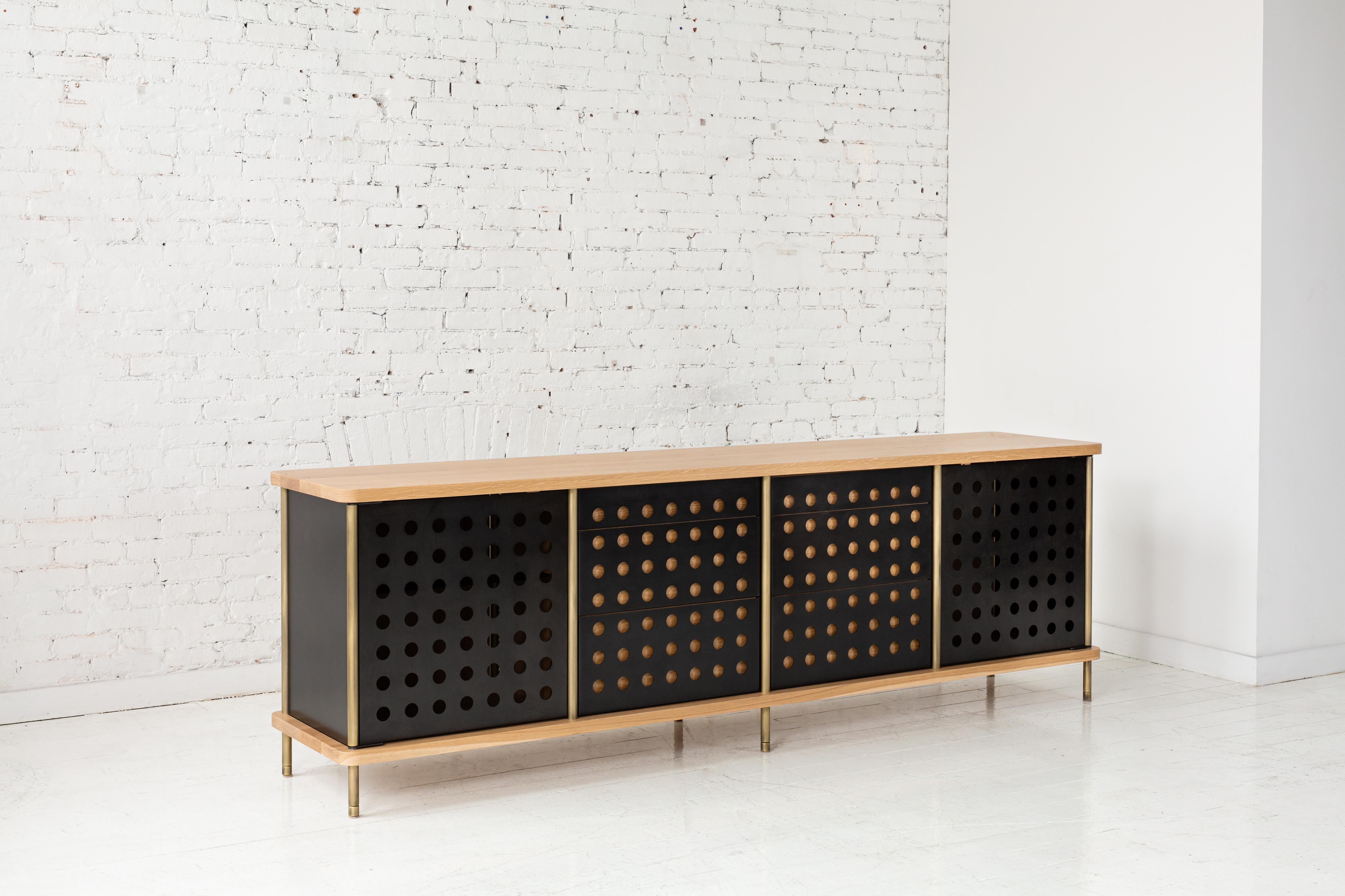 Im Einklang mit der Strata-Kollektion ist das neue Strata-Credenza modular aufgebaut, um vielseitige, auf Ihre Bedürfnisse zugeschnittene Konfigurationen zu ermöglichen. Sofort lieferbar wie abgebildet mit Messingstäben, weißer Eichenplatte und drei