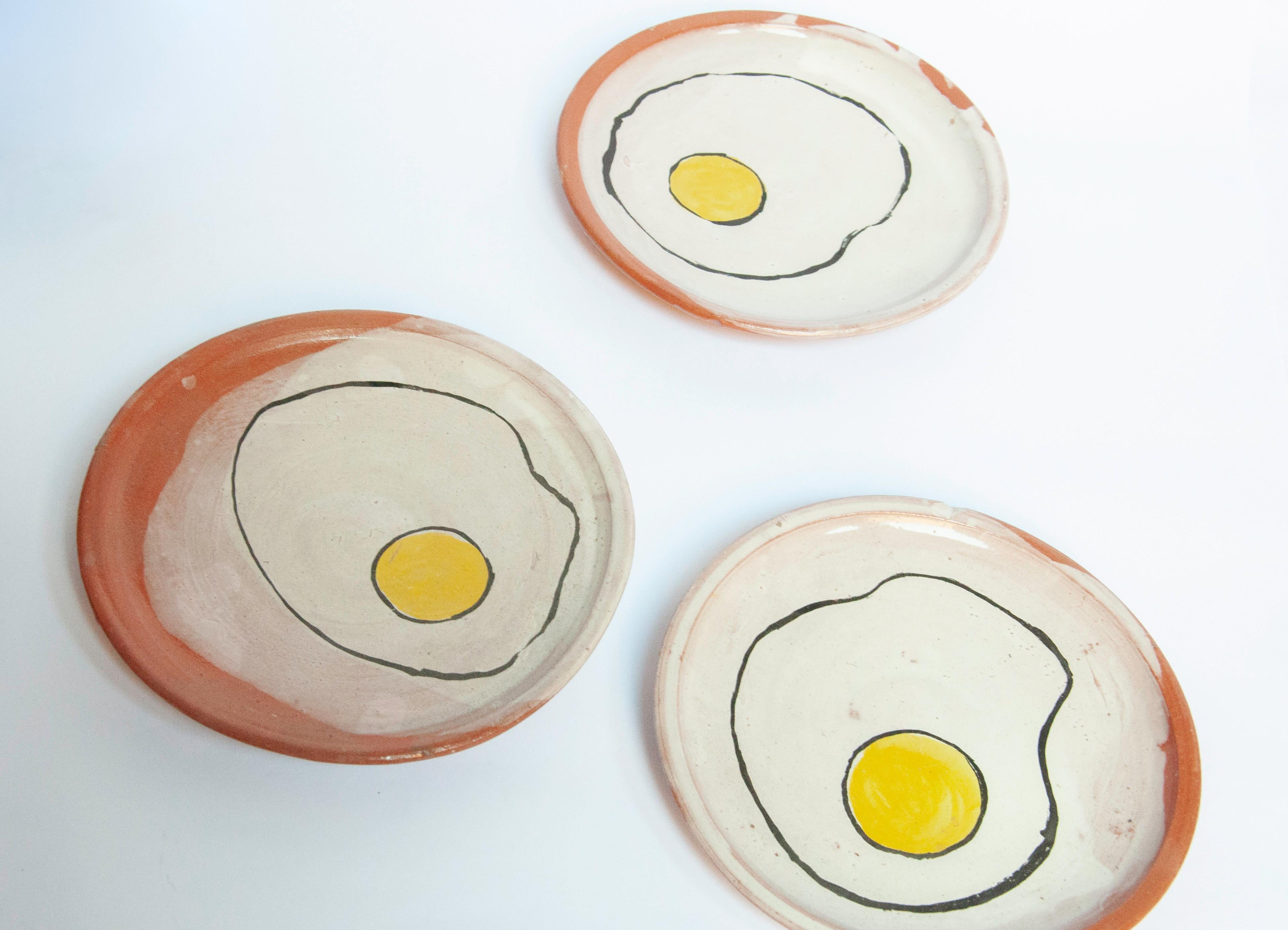 Service de 8 assiettes en céramique avec salière et poivrière en design moderne d'œuf par Lorenzo Lorenzzo

Le travail de Lorenzo fait allusion à son repas préféré, le petit-déjeuner, créant ainsi un design contemporain pour cette collection