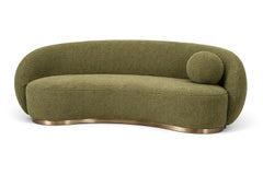 Zeitgenössisches geschwungenes 3-Sitzer-Sofa mit maßgeschneiderter Polsterung und Messing-Sockel