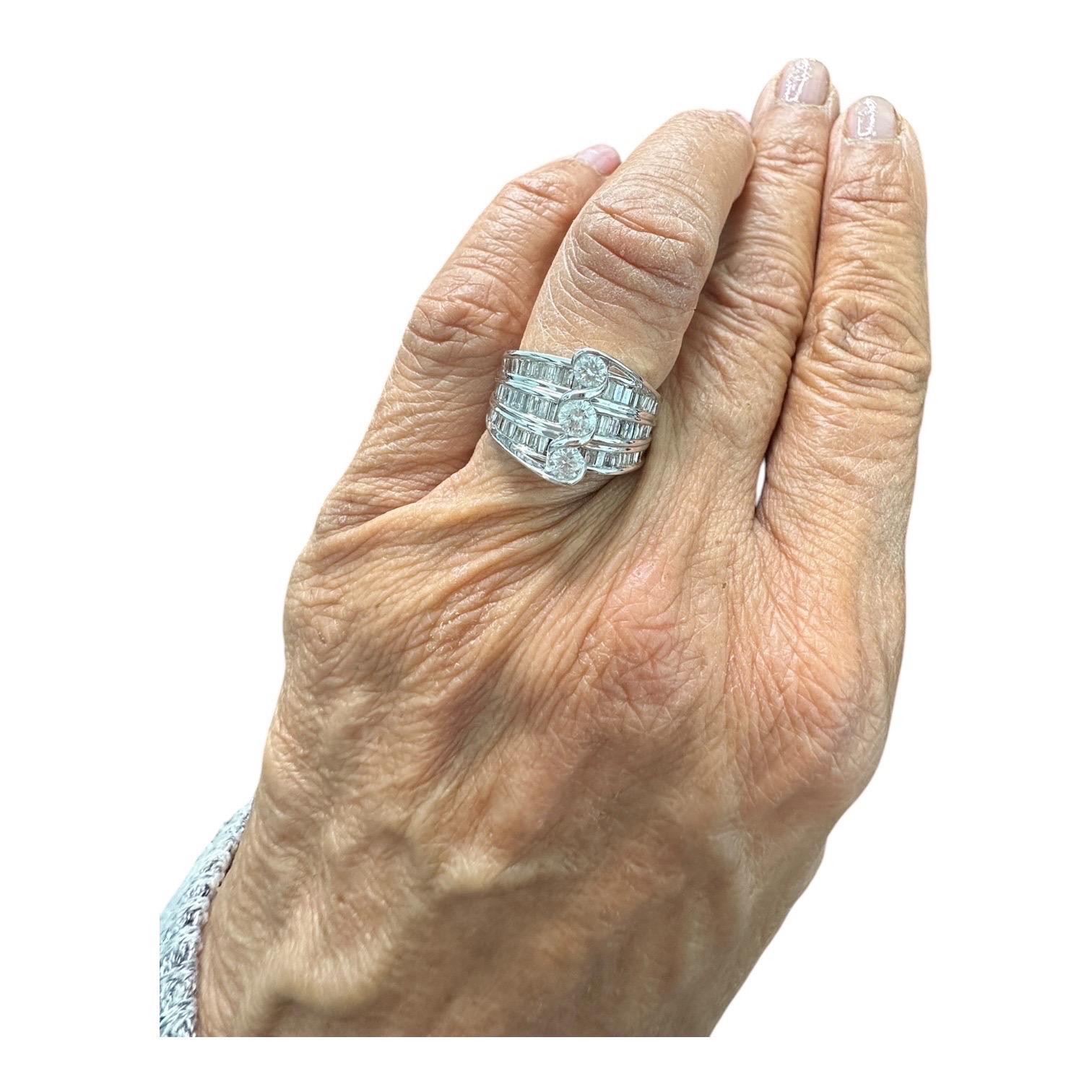 Anello contemporaneo a tre pietre in oro 14kt con baguette da 1,50ct. In condizioni ottime in vendita a Laguna Hills, CA