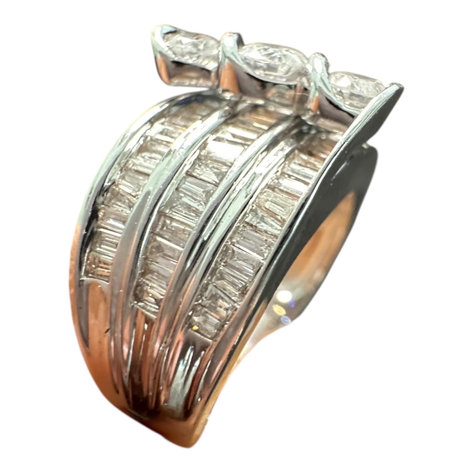 Anello contemporaneo a tre pietre in oro 14kt con baguette da 1,50ct. in vendita 1