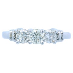 Anello contemporaneo con 3 pietre di diamante in platino