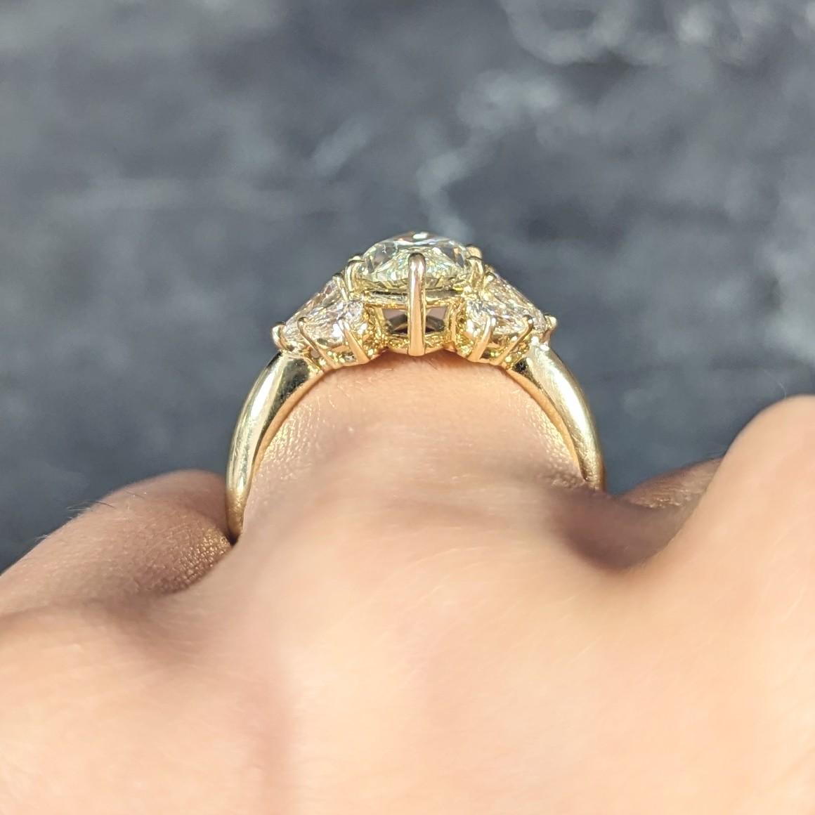 Contemporary 3.00 Carats Fancy Yellow Diamond 18 Karat Gold Engagement Ring 6