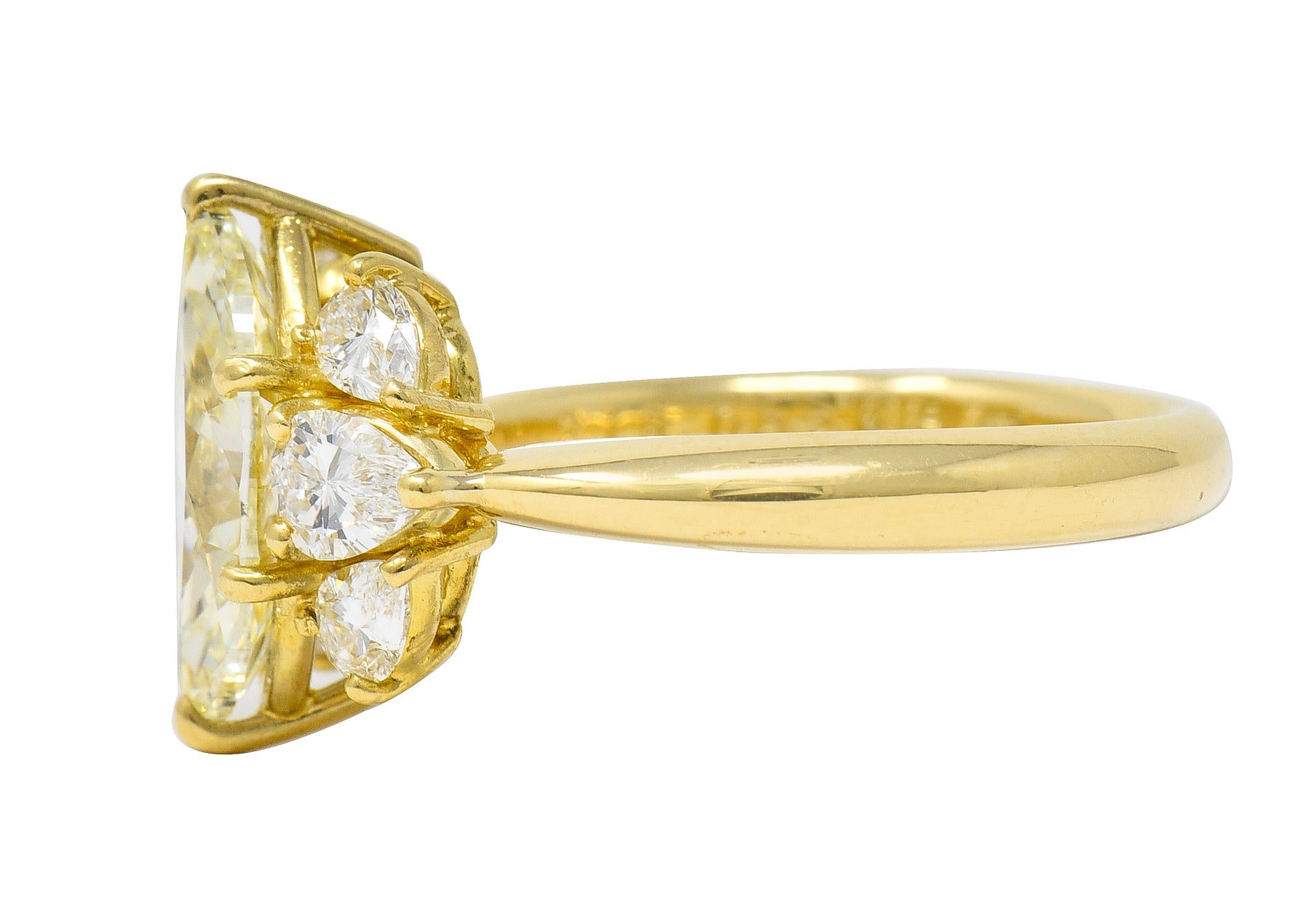 Women's or Men's Contemporary 3.00 Carats Fancy Yellow Diamond 18 Karat Gold Engagement Ring