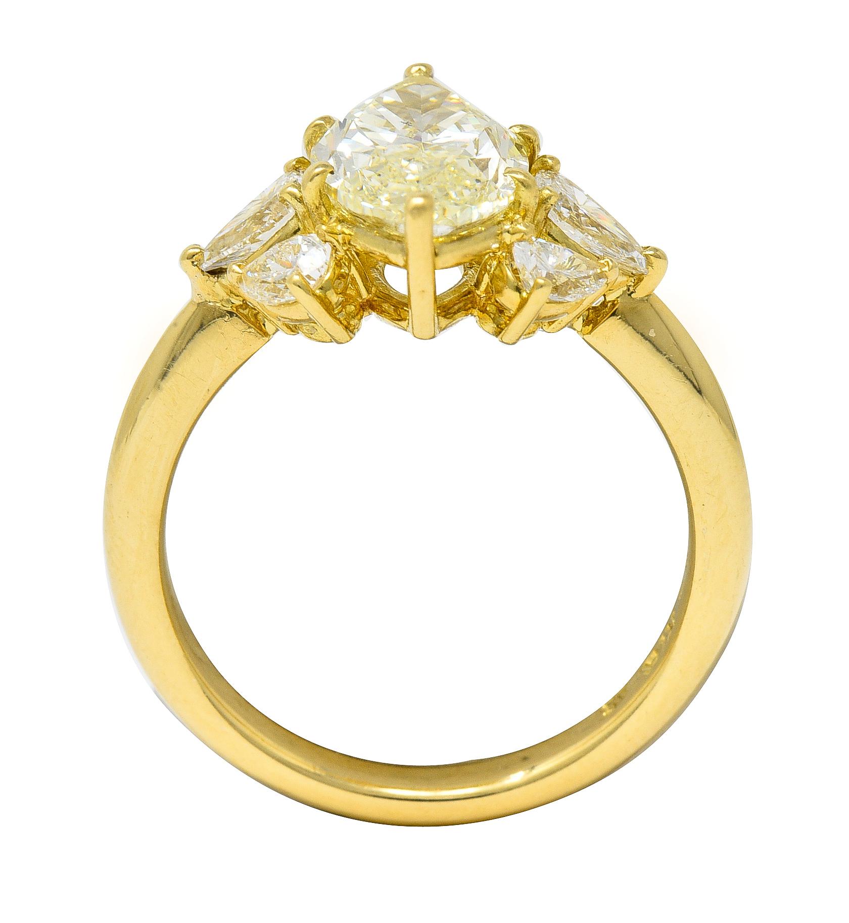 Contemporary 3.00 Carats Fancy Yellow Diamond 18 Karat Gold Engagement Ring 3