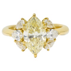 Contemporary 3.00 Carats Fancy Yellow Diamond 18 Karat Gold Engagement Ring