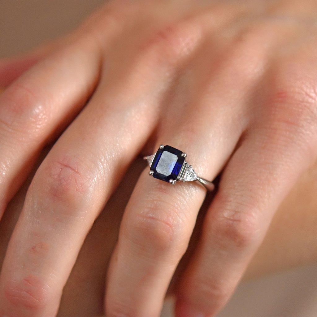 Contemporary 3.01 Carat Sapphire and Trillion Cut Diamond Ring 4