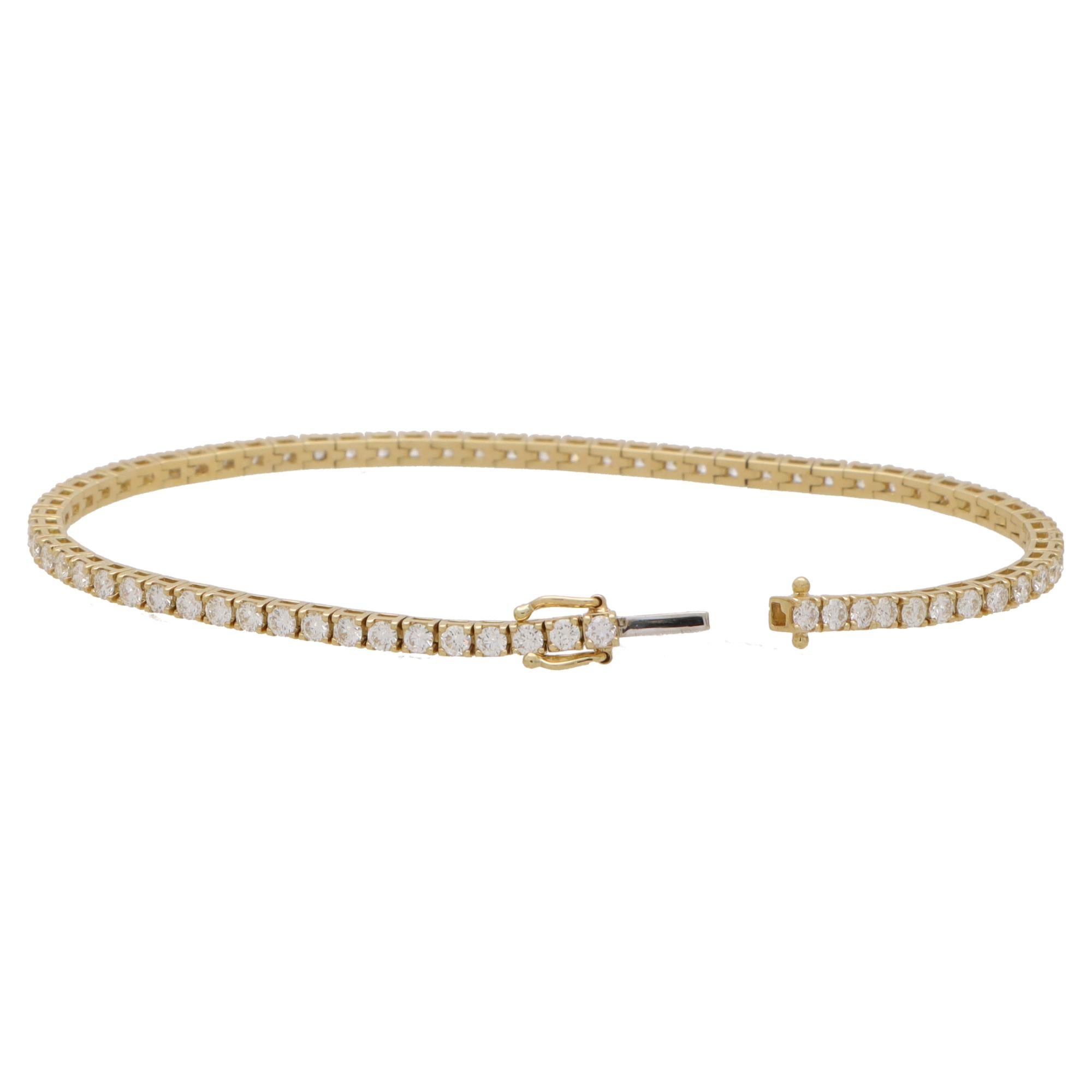  A sparkly contemporary diamond line bracelet set in 18k yellow gold.

The bracelet is composed of a grand total of 72 round brilliant cut diamonds, all of which are claw set securely.

Due to the links being articulated, this allows the bracelet to