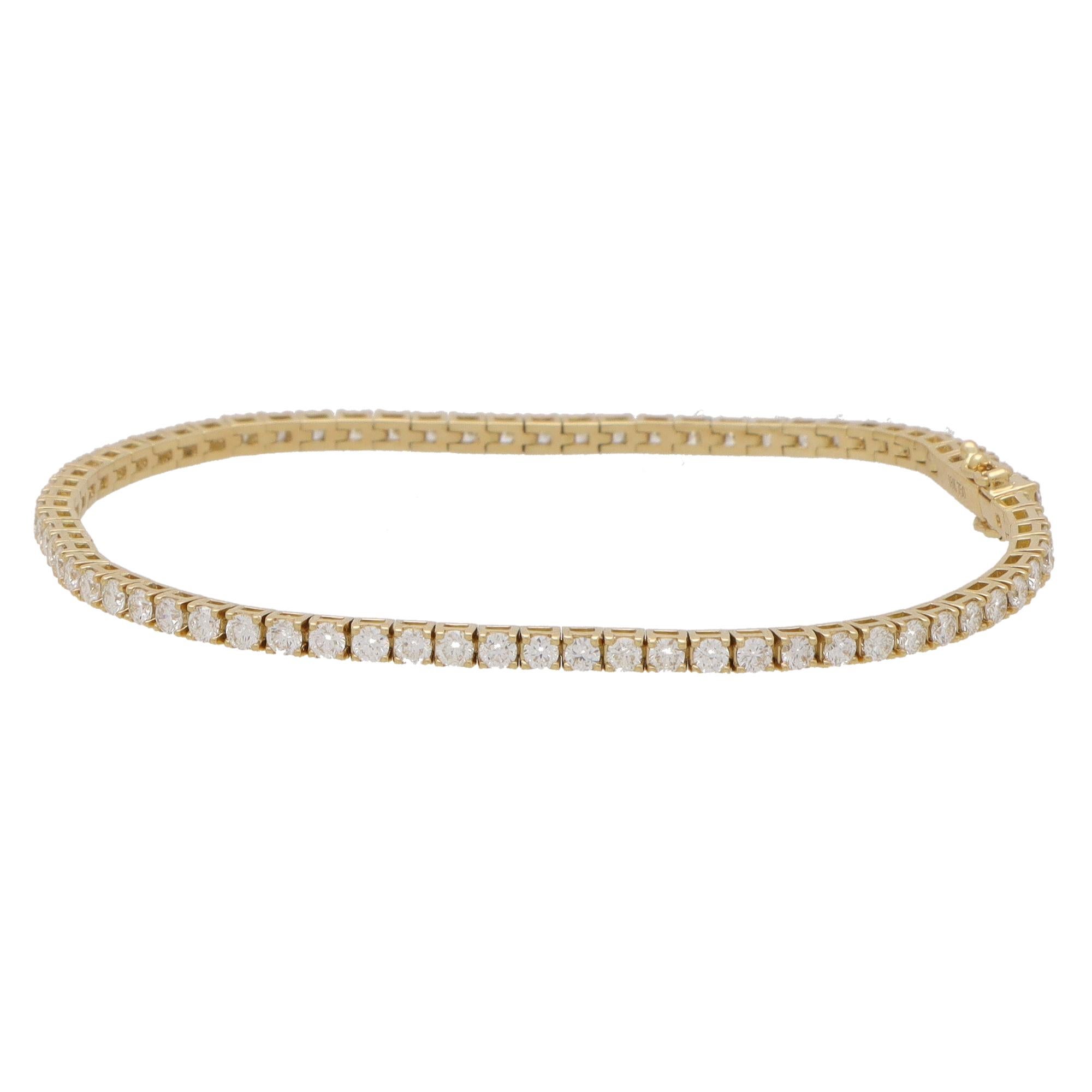 Round Cut Contemporary 3.01ct Diamond Tennis Bracelet in Yellow Gold For Sale