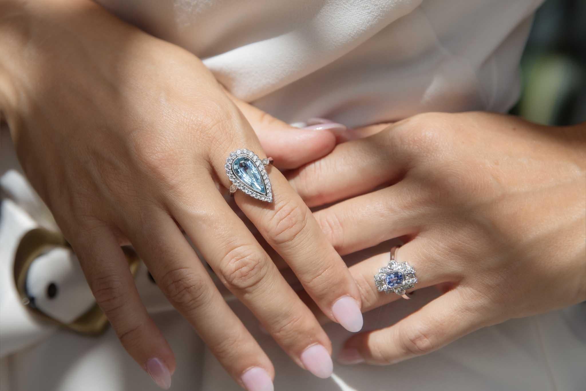 Contemporary 3.1 Carat Pear Cut Aquamarine & Diamond Halo Ring 18 Carat Gold For Sale 10