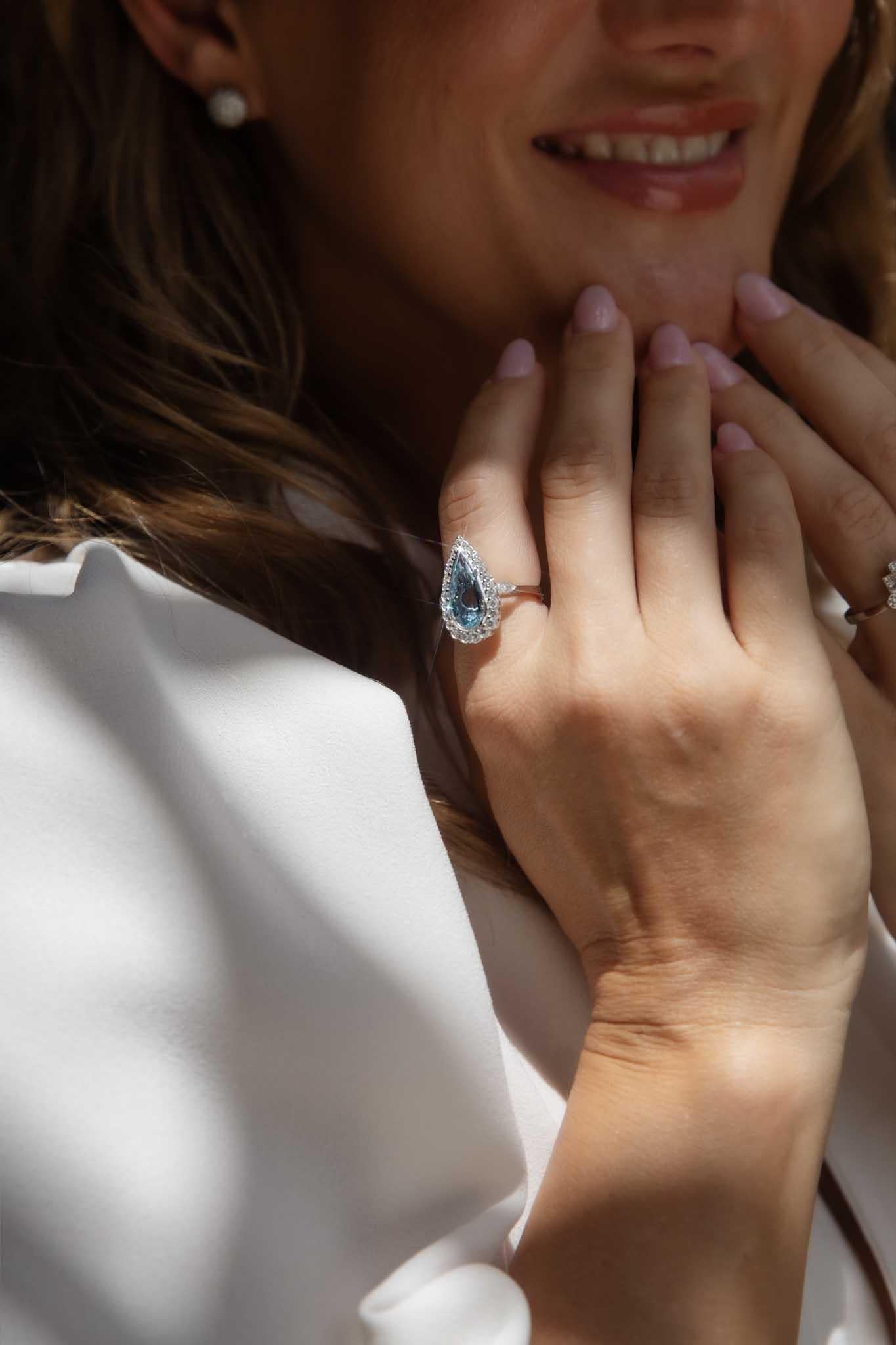 Contemporary 3.1 Carat Pear Cut Aquamarine & Diamond Halo Ring 18 Carat Gold For Sale 2