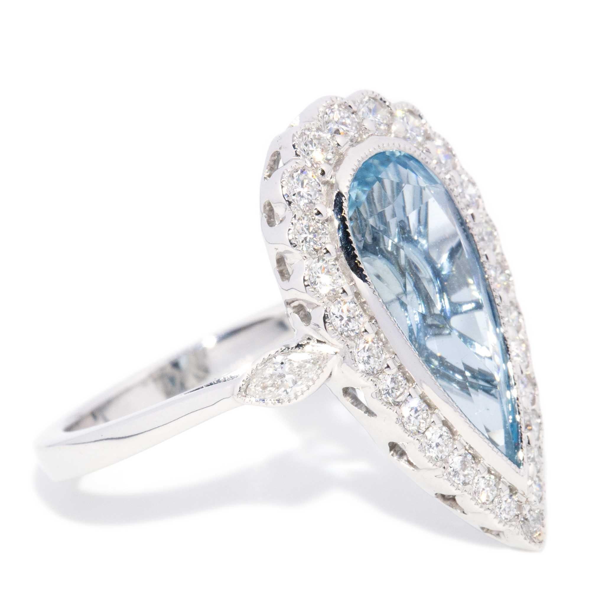 Contemporary 3.1 Carat Pear Cut Aquamarine & Diamond Halo Ring 18 Carat Gold For Sale 3