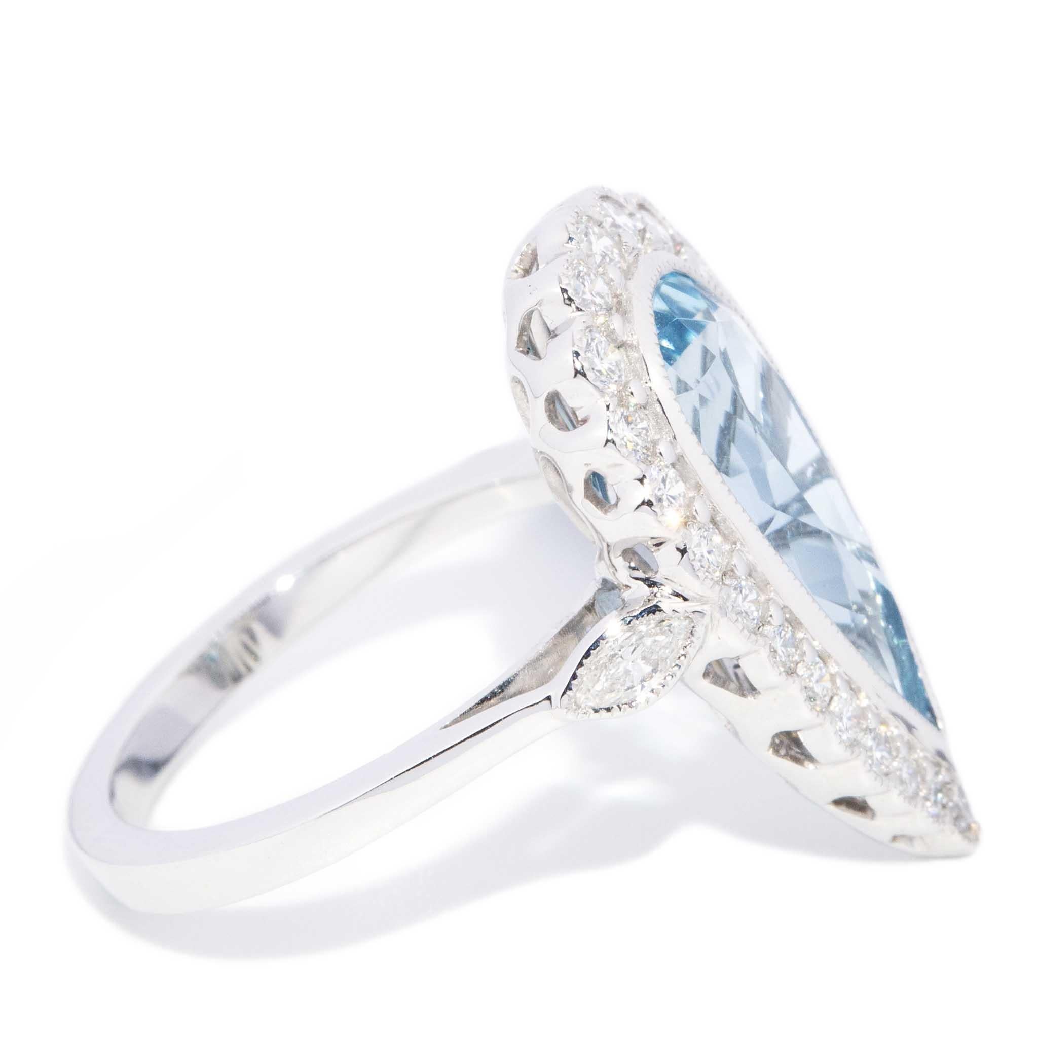 Contemporary 3.1 Carat Pear Cut Aquamarine & Diamond Halo Ring 18 Carat Gold For Sale 5