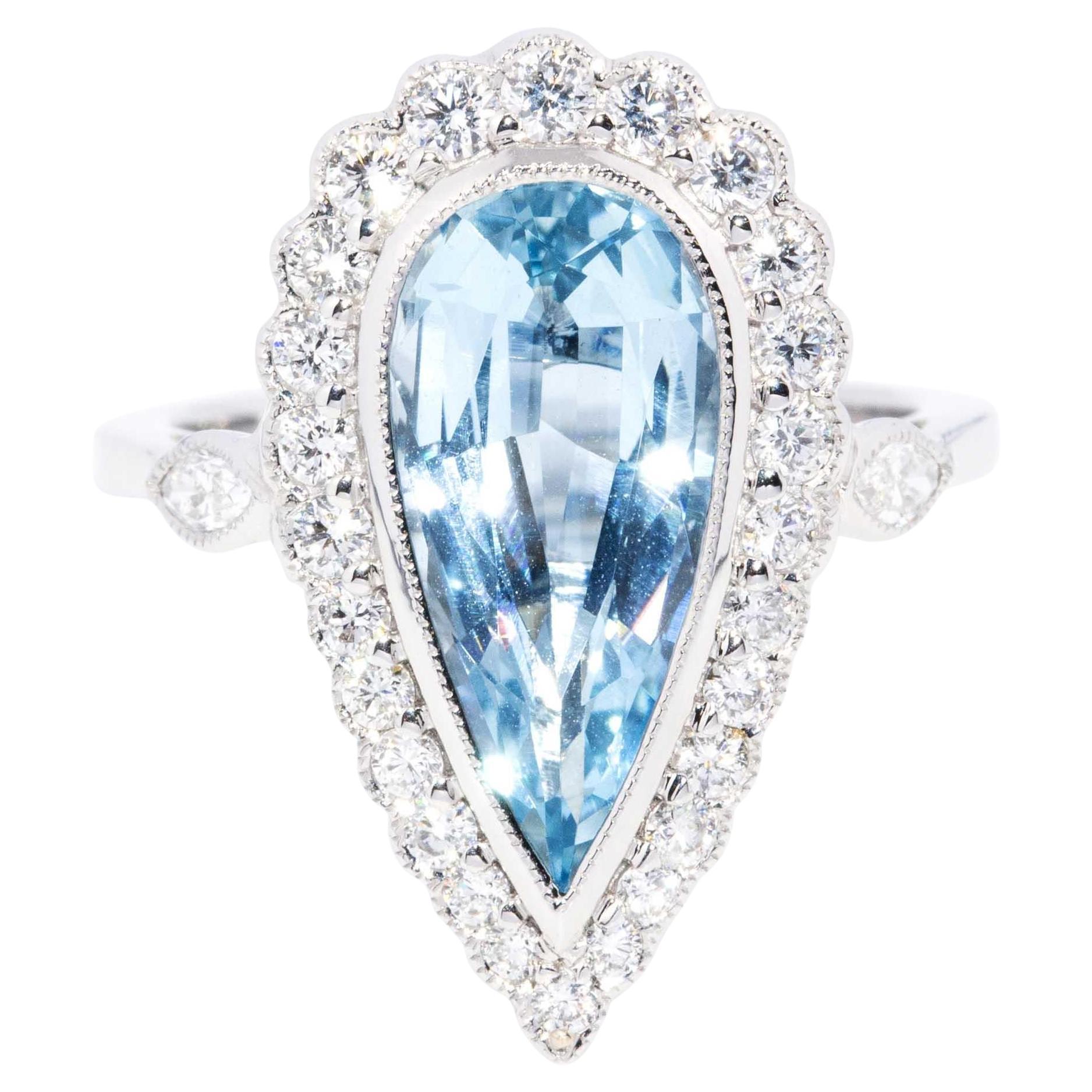 Anillo Halo Contemporáneo de Aguamarina y Diamante Corte Pera 3,1 Quilates Oro de 18 Quilates