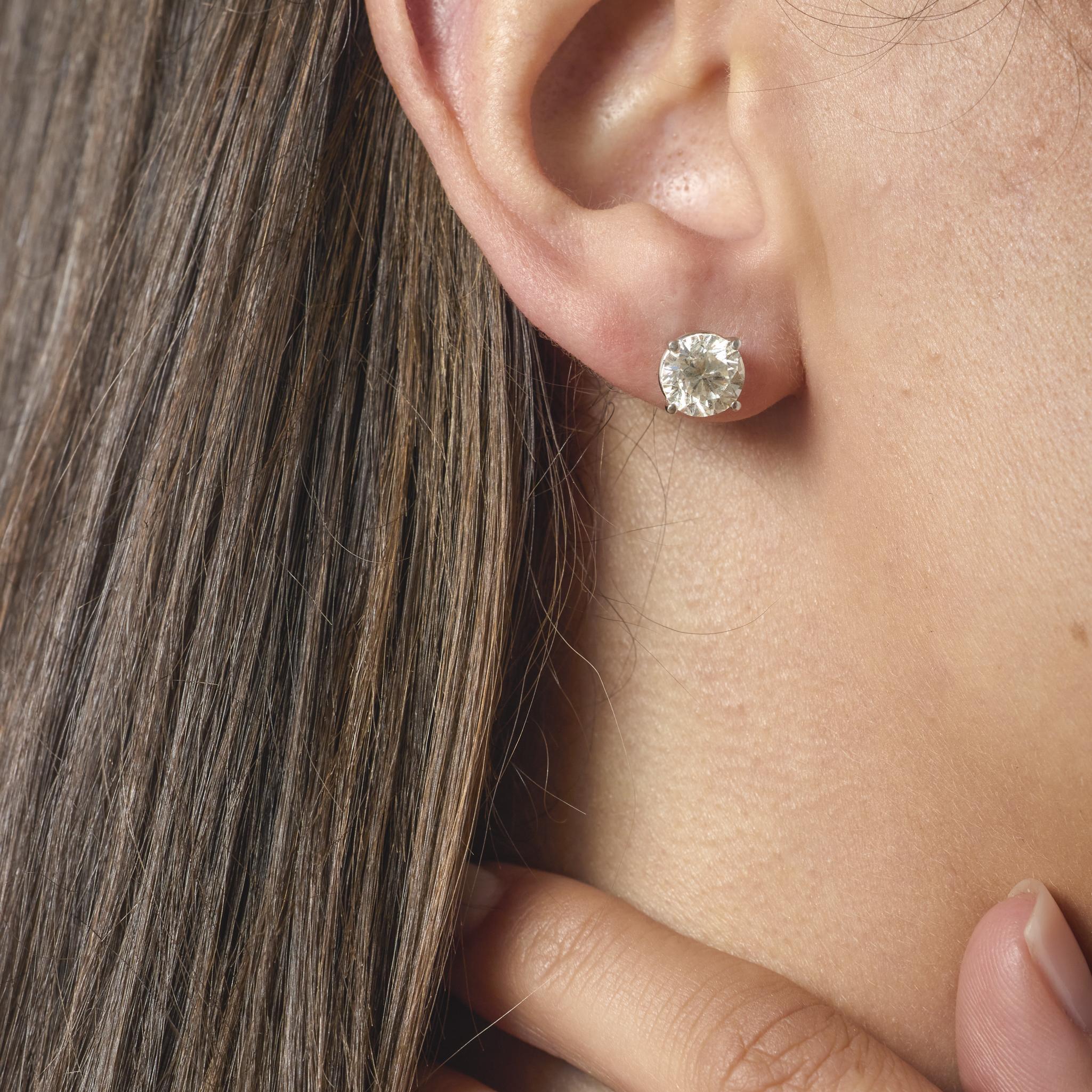 Ces boucles d'oreilles contemporaines en or blanc 14k sont ornées d'éblouissants diamants ronds de taille brillant totalisant 3,10 carats, rayonnant d'une sophistication et d'une brillance intemporelles.
