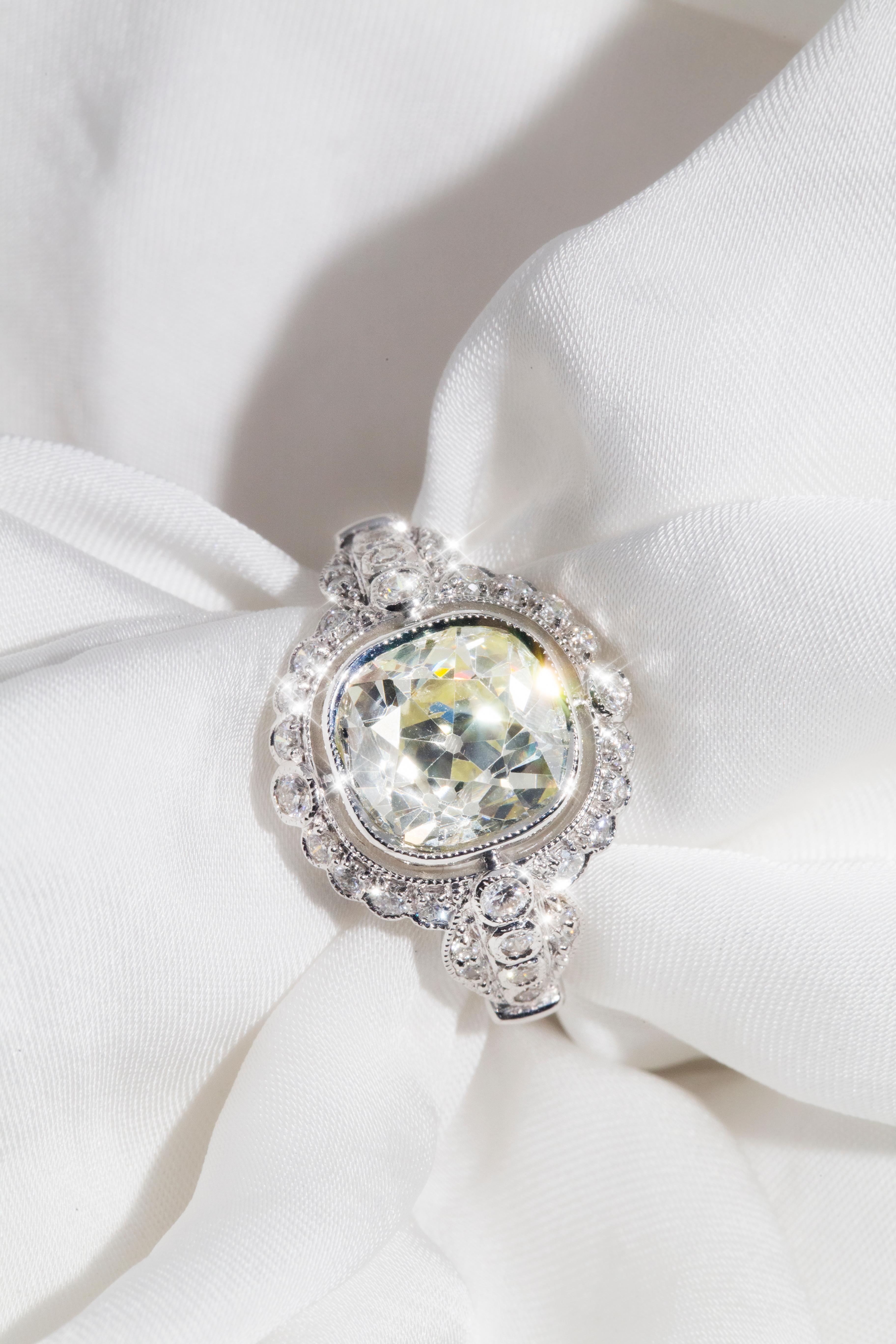 Bague de fiançailles contemporaine en or blanc 18 carats avec diamants taille vieille mine de 3,20 carats en vente 4