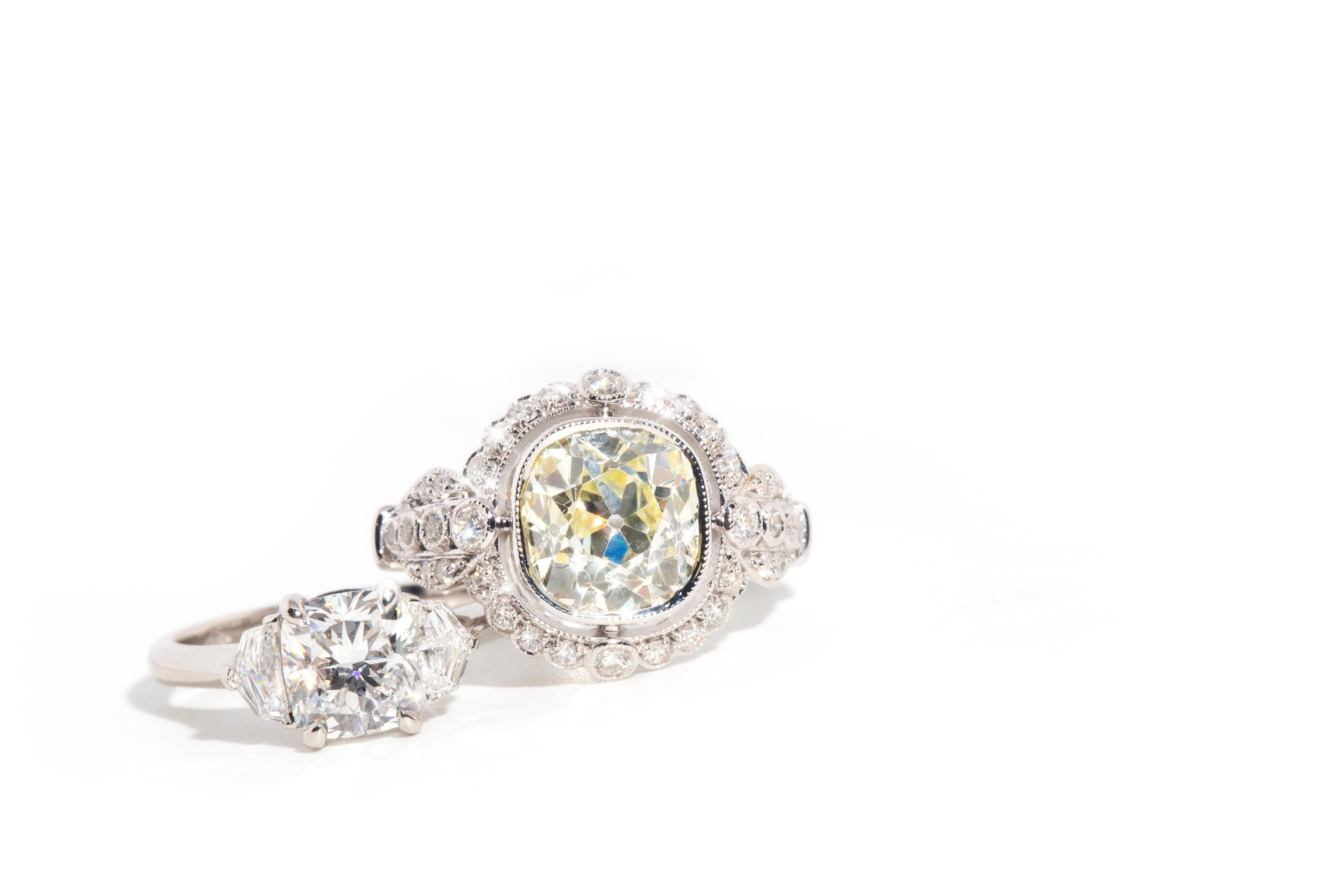 Bague de fiançailles contemporaine en or blanc 18 carats avec diamants taille vieille mine de 3,20 carats en vente 5