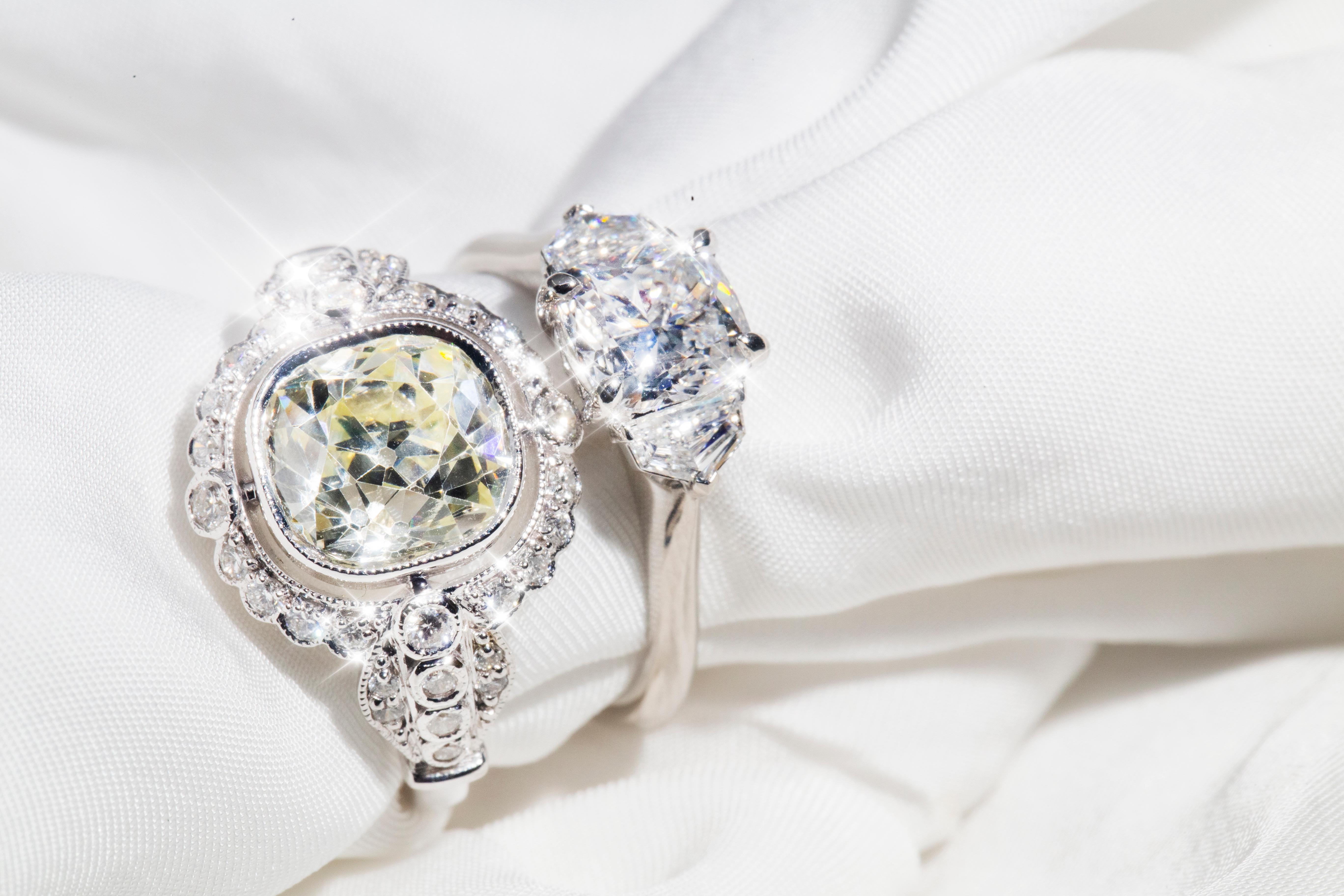Bague de fiançailles contemporaine en or blanc 18 carats avec diamants taille vieille mine de 3,20 carats en vente 6