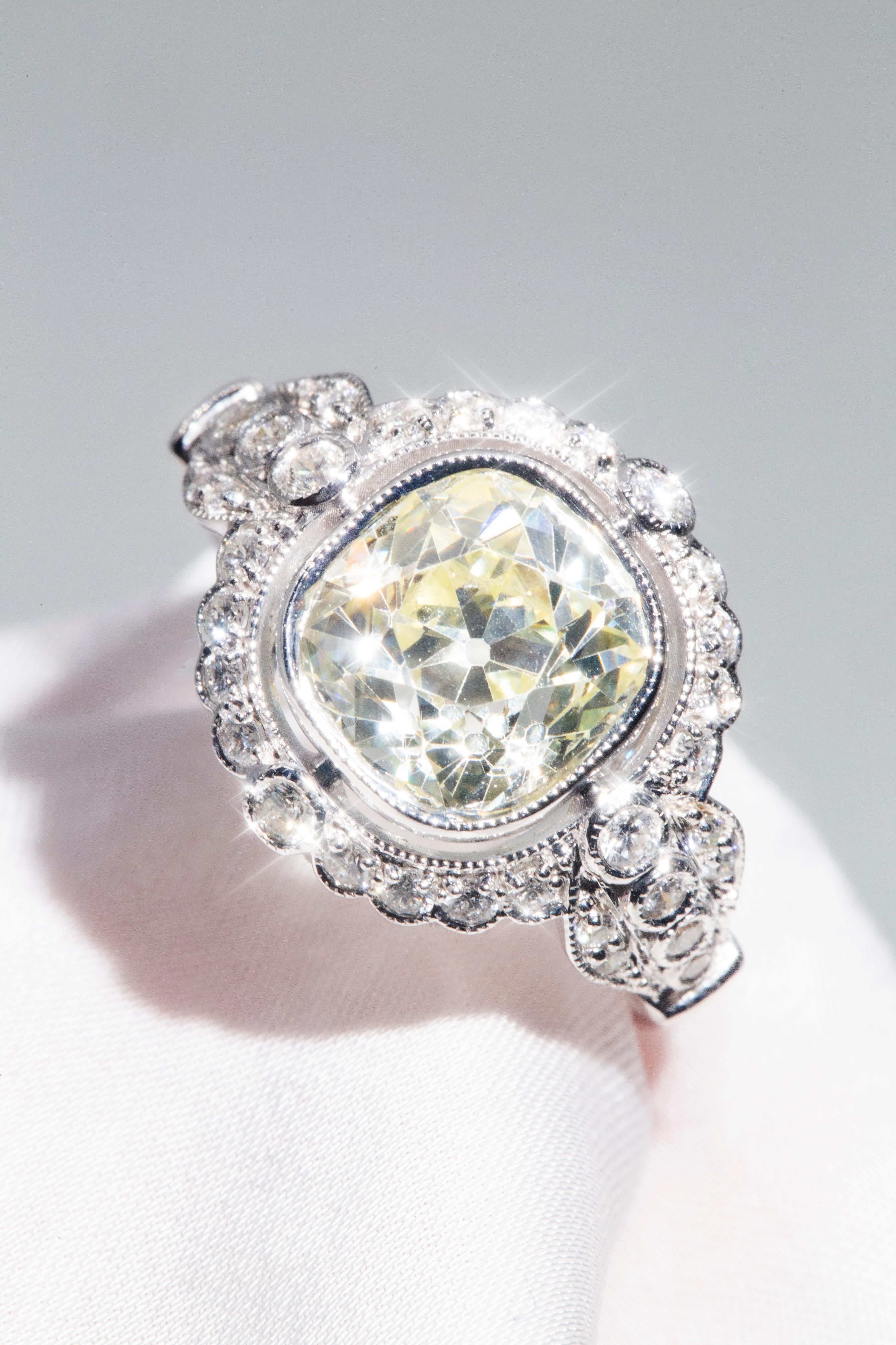 Taille vieille mine Bague de fiançailles contemporaine en or blanc 18 carats avec diamants taille vieille mine de 3,20 carats en vente