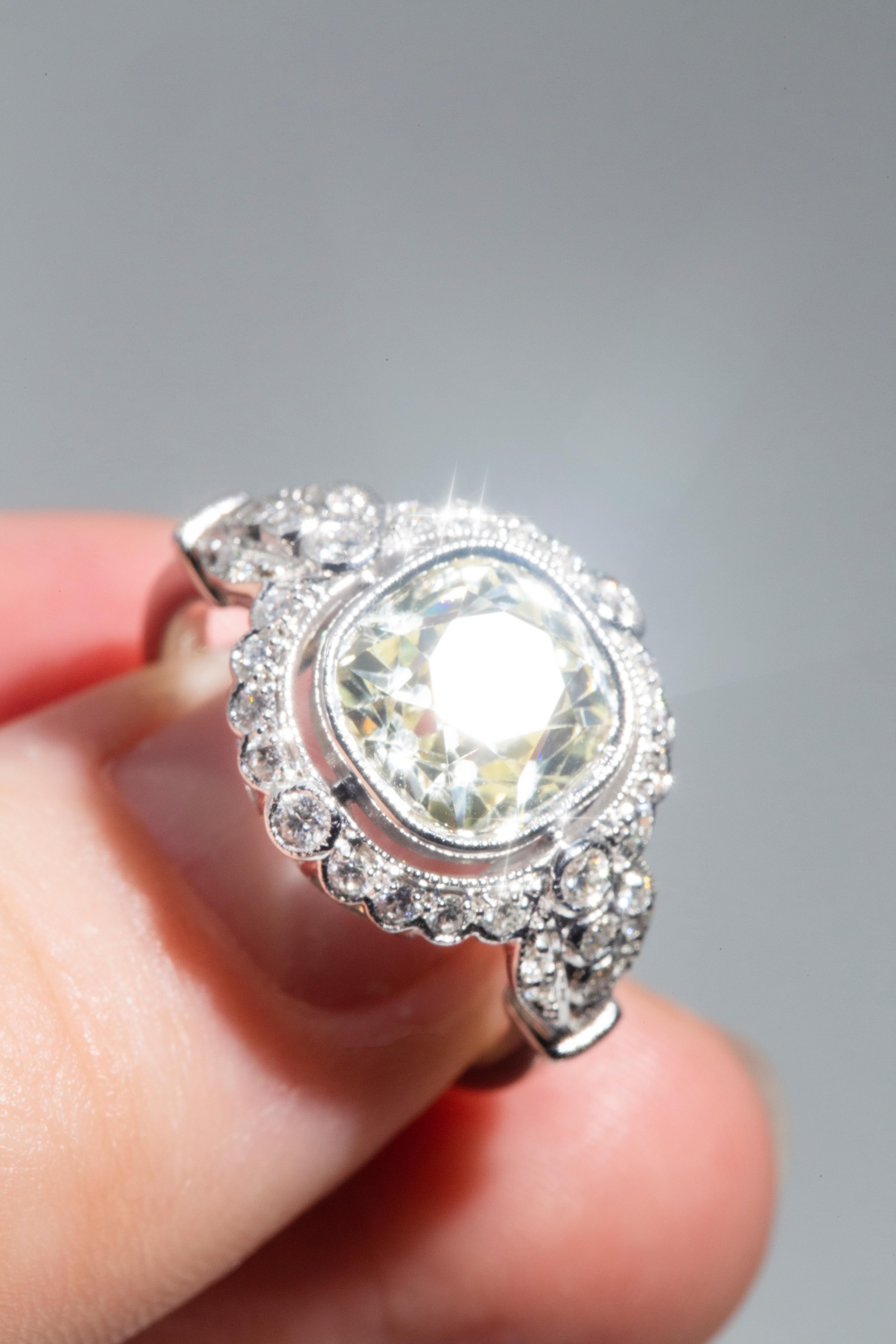 Bague de fiançailles contemporaine en or blanc 18 carats avec diamants taille vieille mine de 3,20 carats Pour femmes en vente