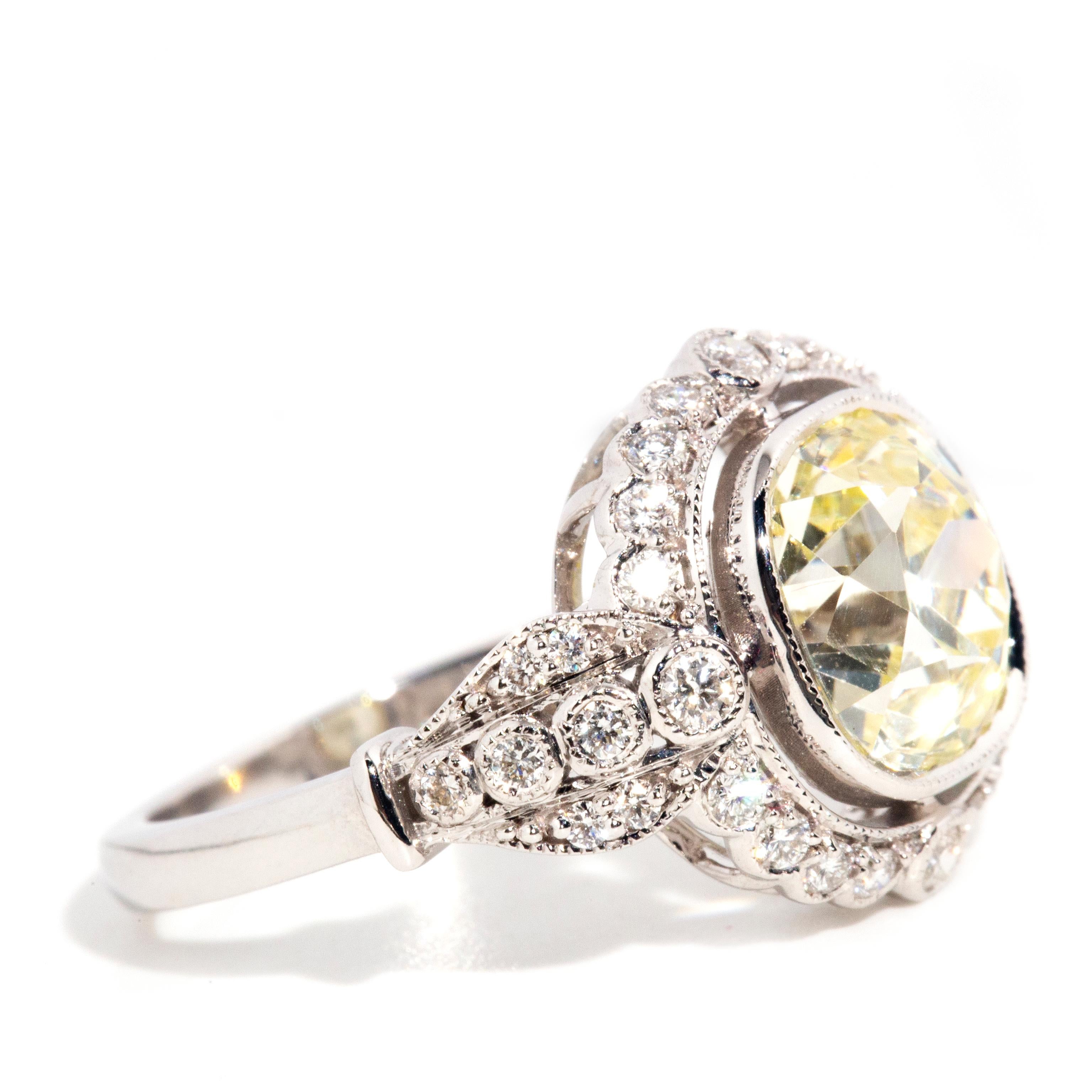 Bague de fiançailles contemporaine en or blanc 18 carats avec diamants taille vieille mine de 3,20 carats en vente 1