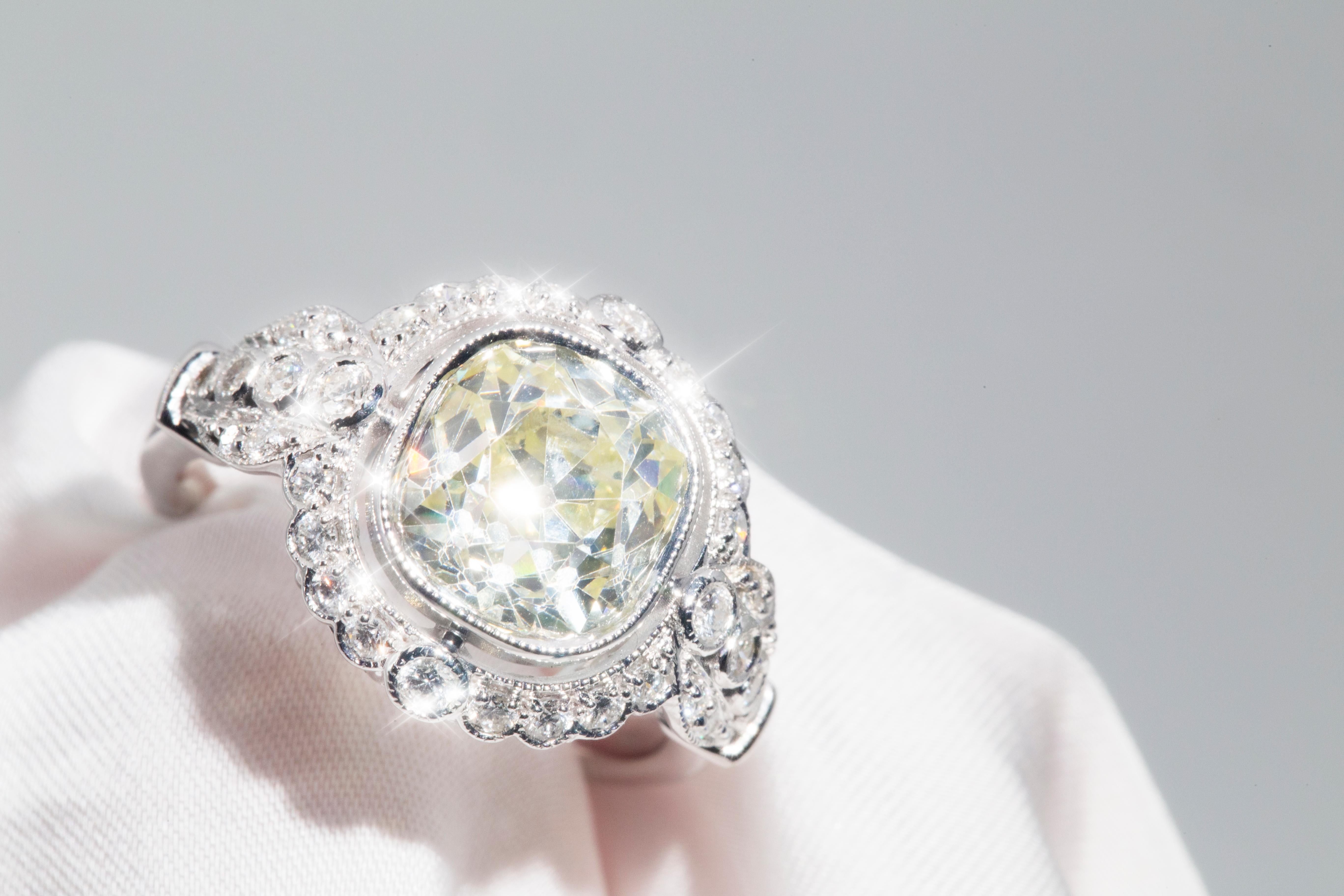 Bague de fiançailles contemporaine en or blanc 18 carats avec diamants taille vieille mine de 3,20 carats en vente 2