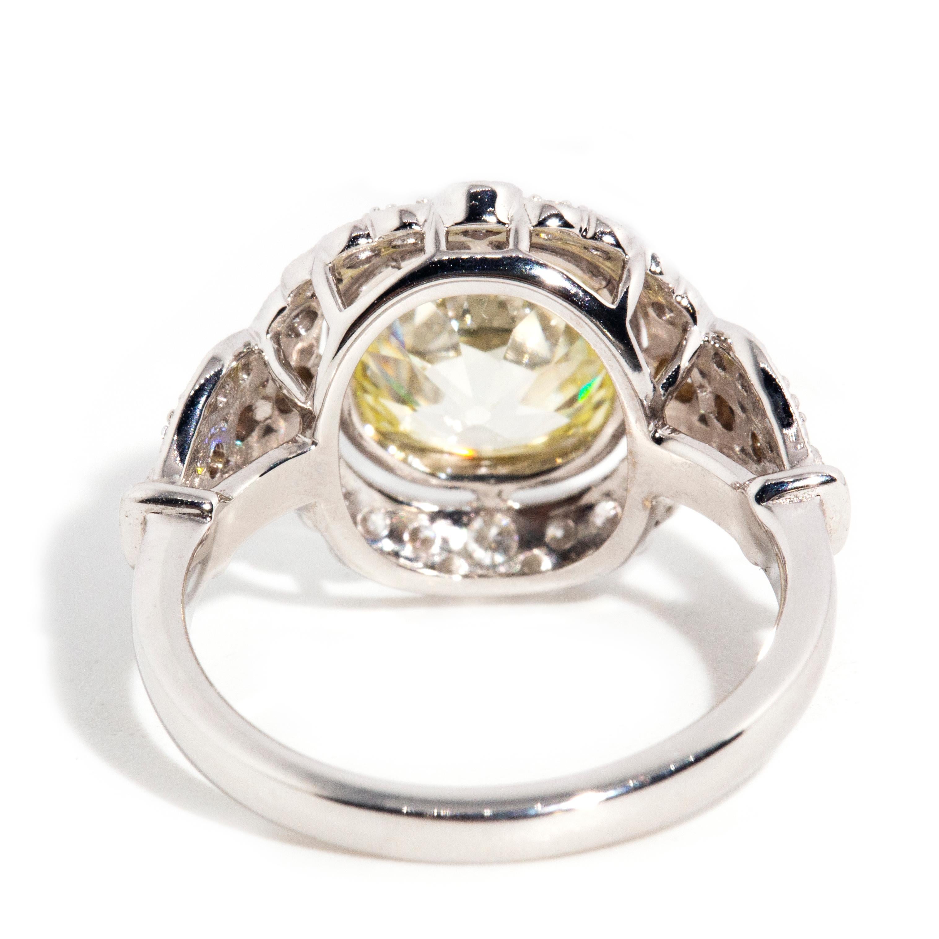 Bague de fiançailles contemporaine en or blanc 18 carats avec diamants taille vieille mine de 3,20 carats en vente 3