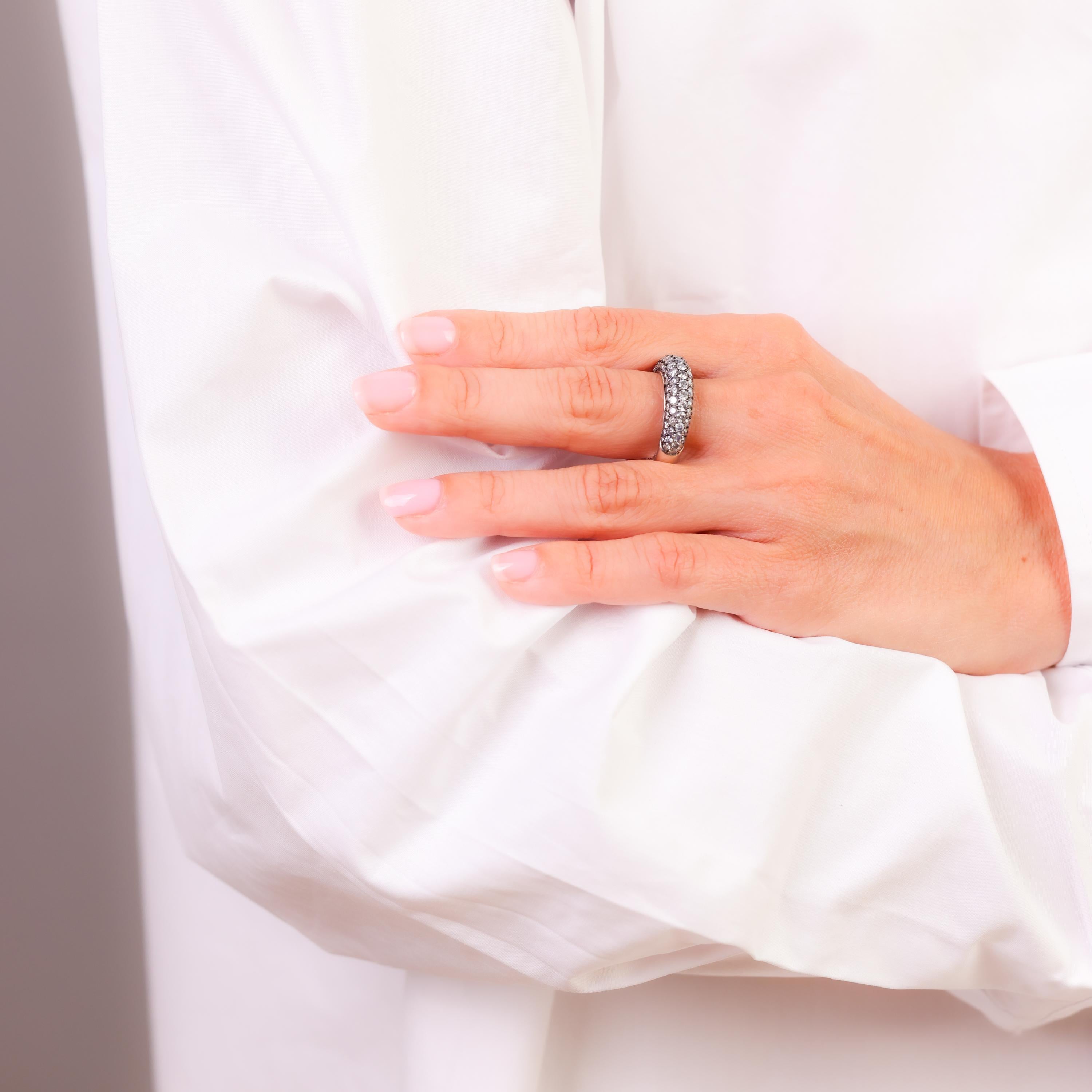 Cette bague contemporaine éblouit par ses 84 saphirs roses vibrants sertis dans de l'or blanc 18 carats, offrant une déclaration d'élégance audacieuse et moderne.