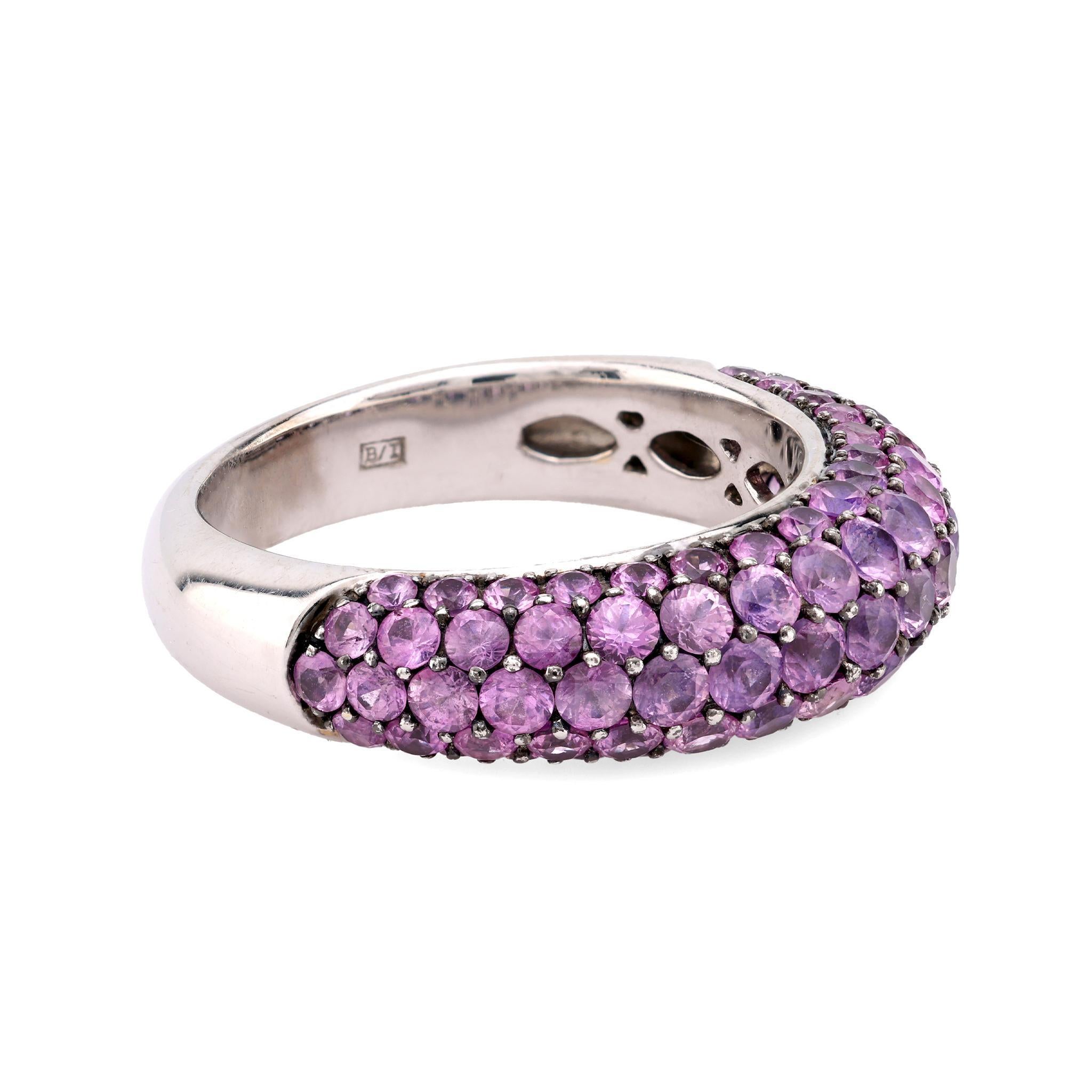 Contemporain Bague contemporaine en or blanc 18k pavée de saphirs roses d'un poids total de 3,20 carats en vente