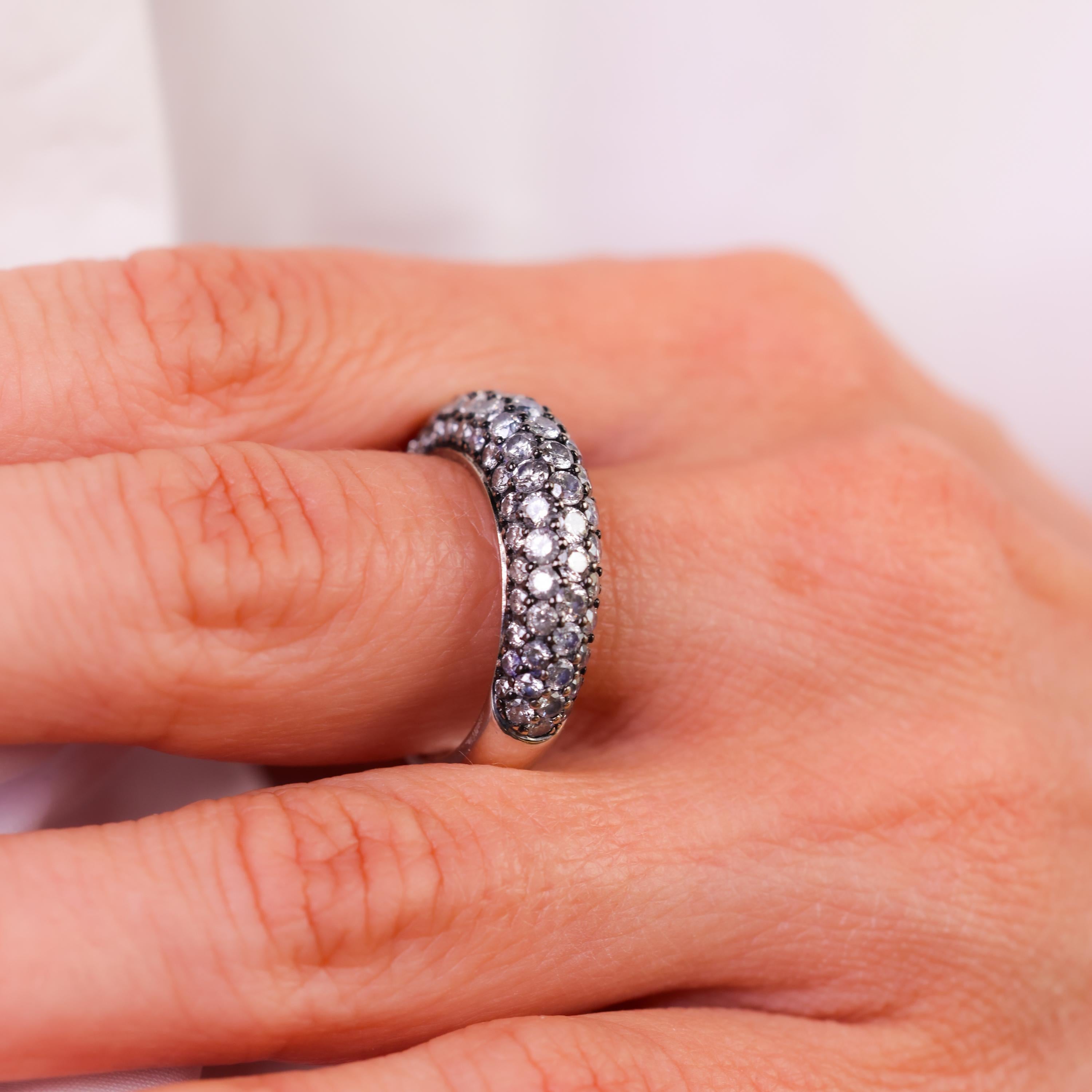 Taille brillant Bague contemporaine en or blanc 18k pavée de saphirs roses d'un poids total de 3,20 carats en vente