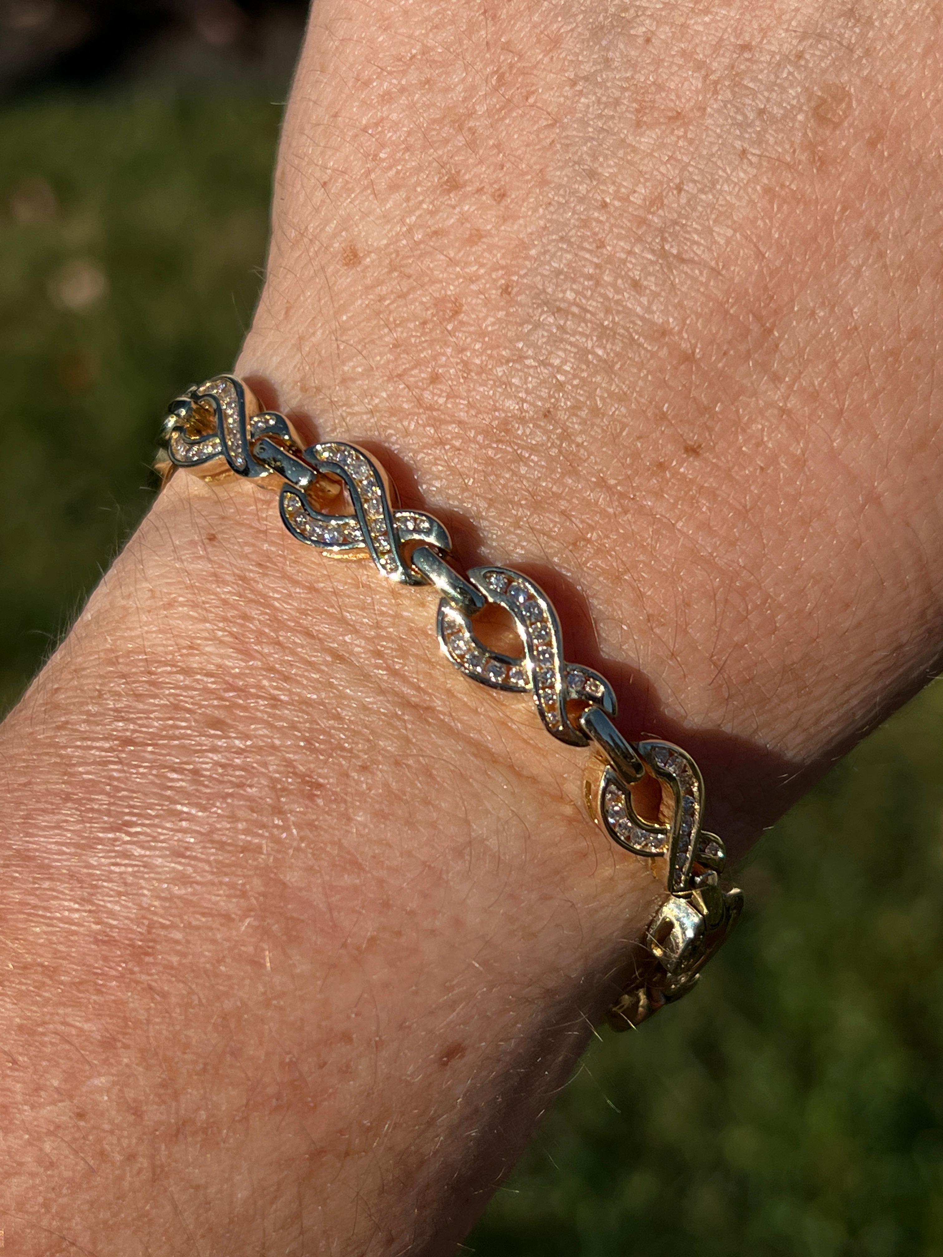 Contemporary 3.25 TCW Diamond and 14k Yellow Gold Twisted Link Bracelet For Sale 1
