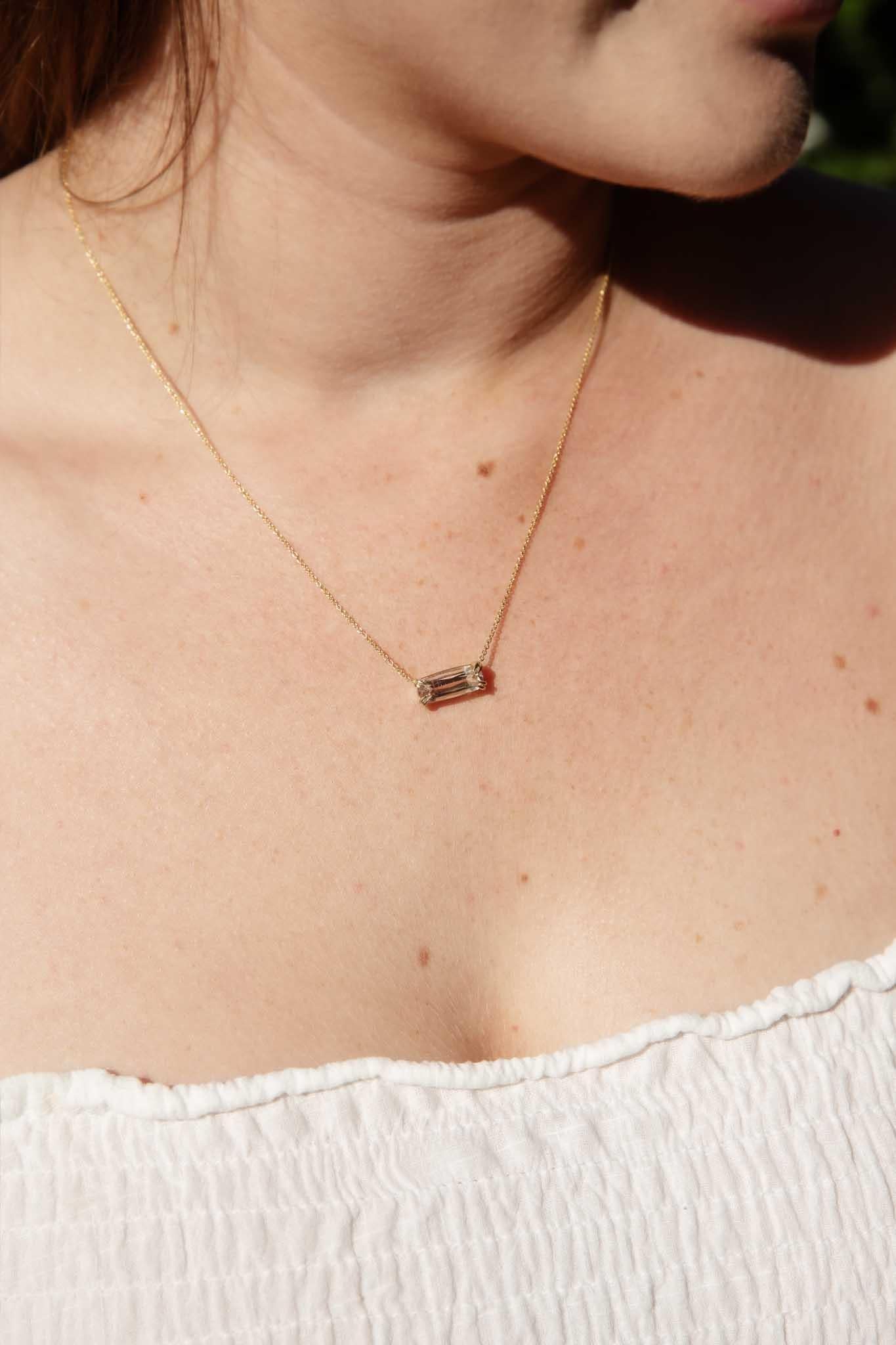 Laissez-vous emporter par les teintes vibrantes de l'été avec le collier Katia en or jaune 18 carats. Parée d'une tourmaline pastèque de 3,38 carats, sa cascade de rose et de vert captive, imprégnant le porteur d'un éclat qui célèbre l'audace de