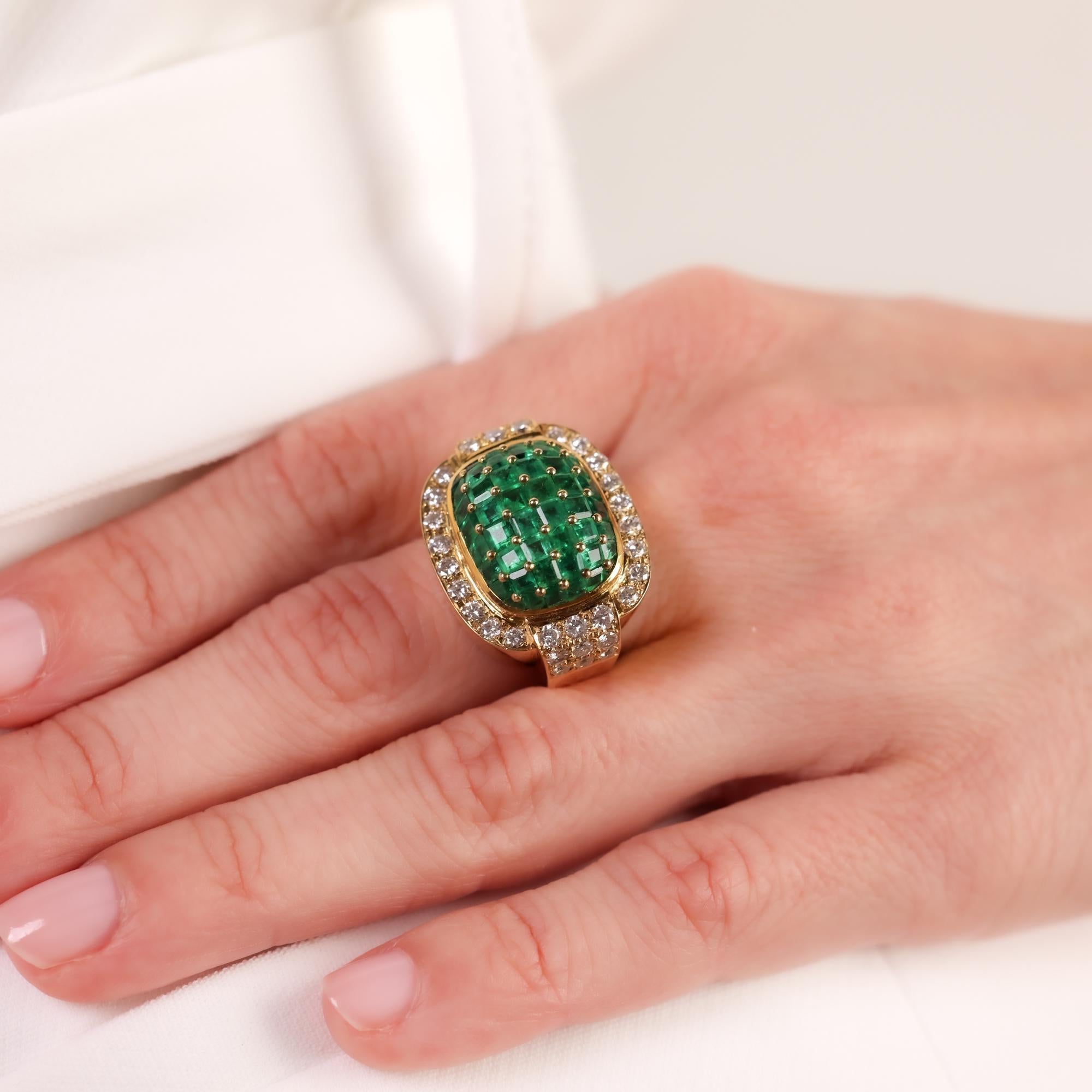 Contemporary 3.50 carat invisible set emerald diamond 18k yellow gold ring In Excellent Condition For Sale In Beverly Hills, CA
