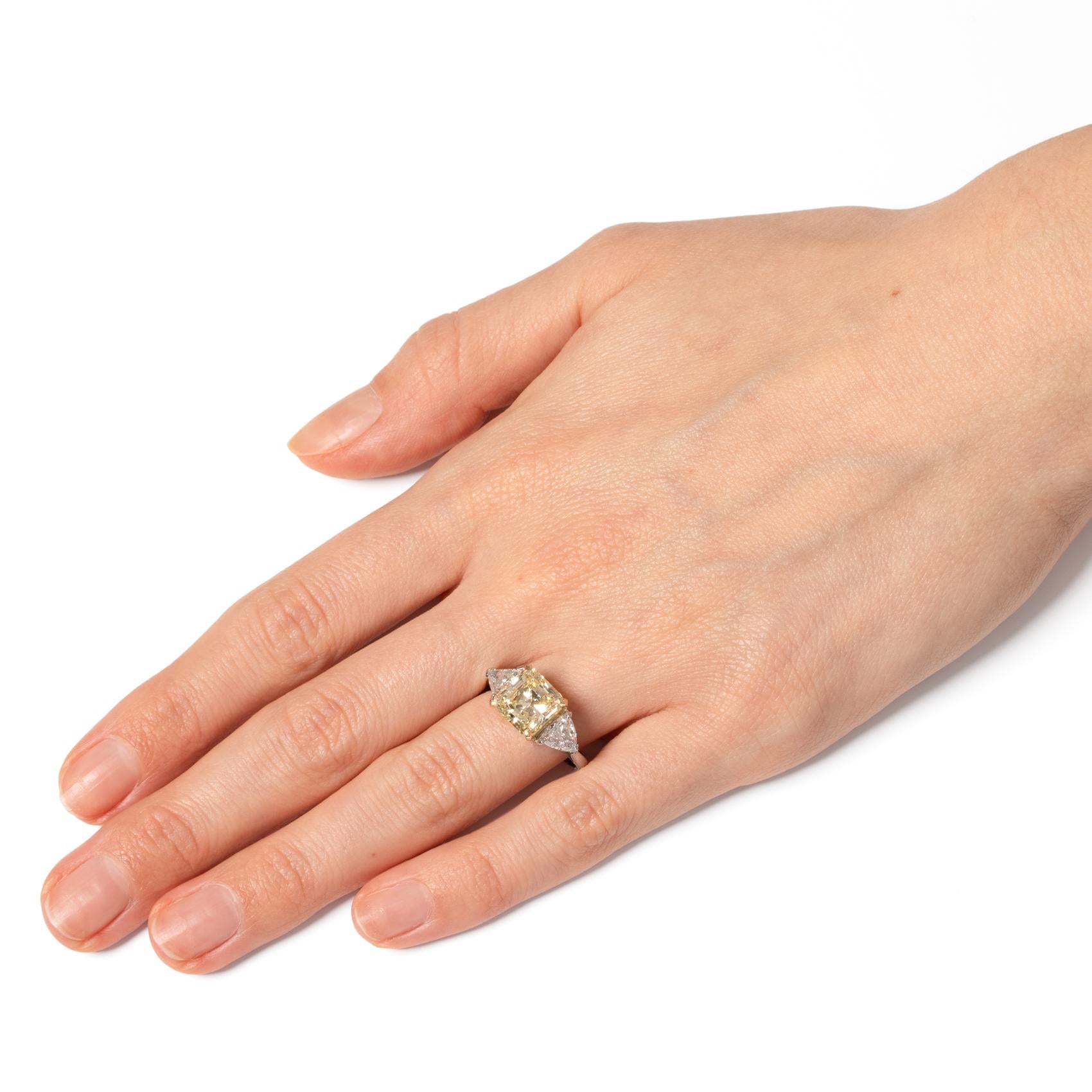 Contemporary 3.50ct Yellow Diamond Trilogy Ring In Good Condition For Sale In London, GB