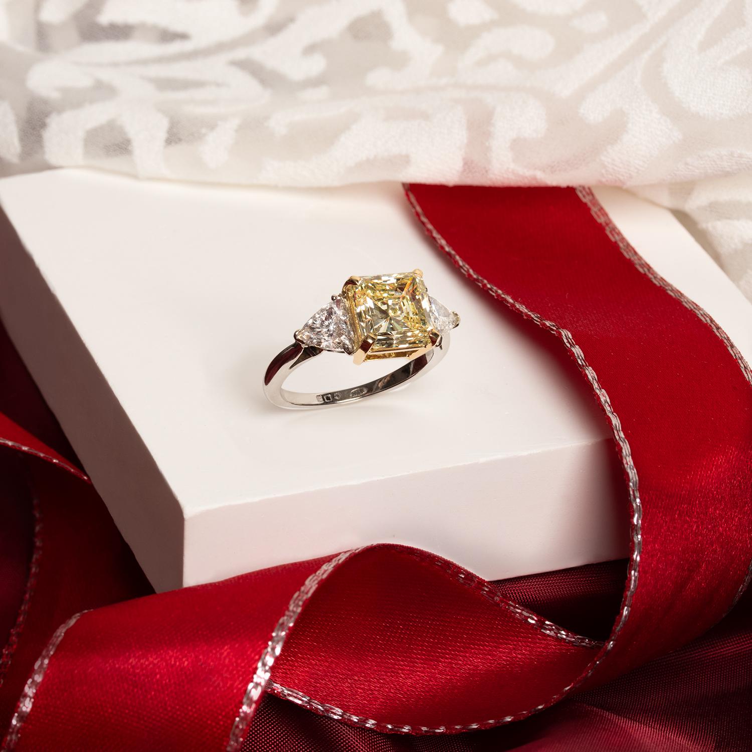 Women's or Men's Contemporary 3.50ct Yellow Diamond Trilogy Ring For Sale