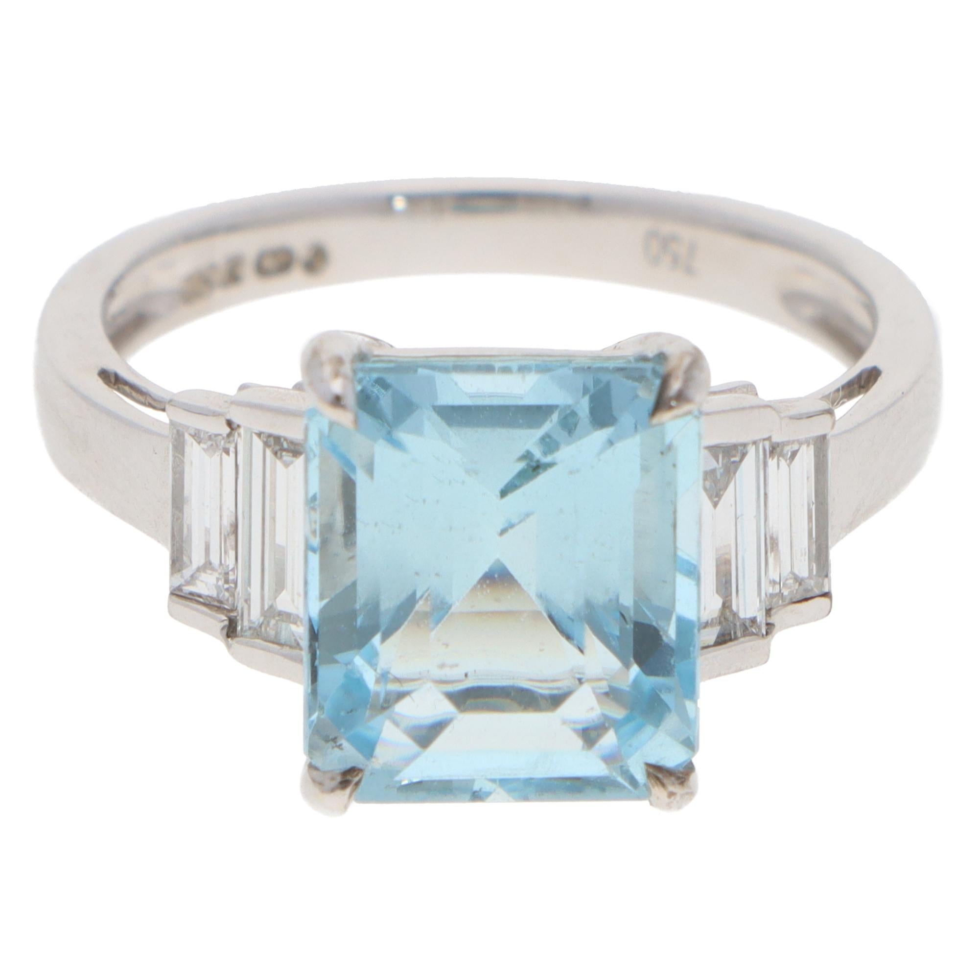 Magnifique bague contemporaine à cinq pierres en aigue-marine et diamant, sertie en or blanc 18 carats.

La bague est ornée d'une aigue-marine bleue de taille émeraude, sertie sur quatre anneaux dans une monture à galerie ouverte. À côté, 4 diamants