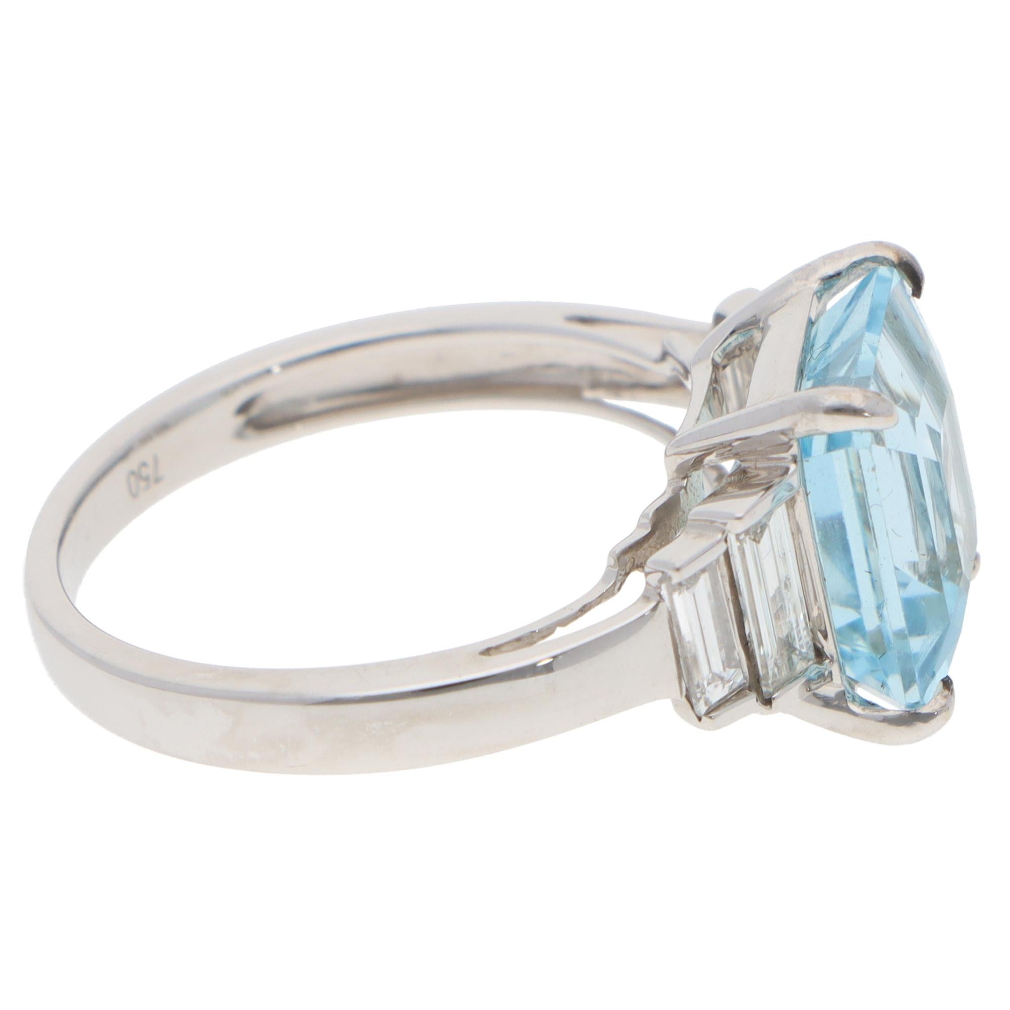 Taille émeraude Bague contemporaine en or blanc avec aigue-marine et diamant de 3,51ct en vente