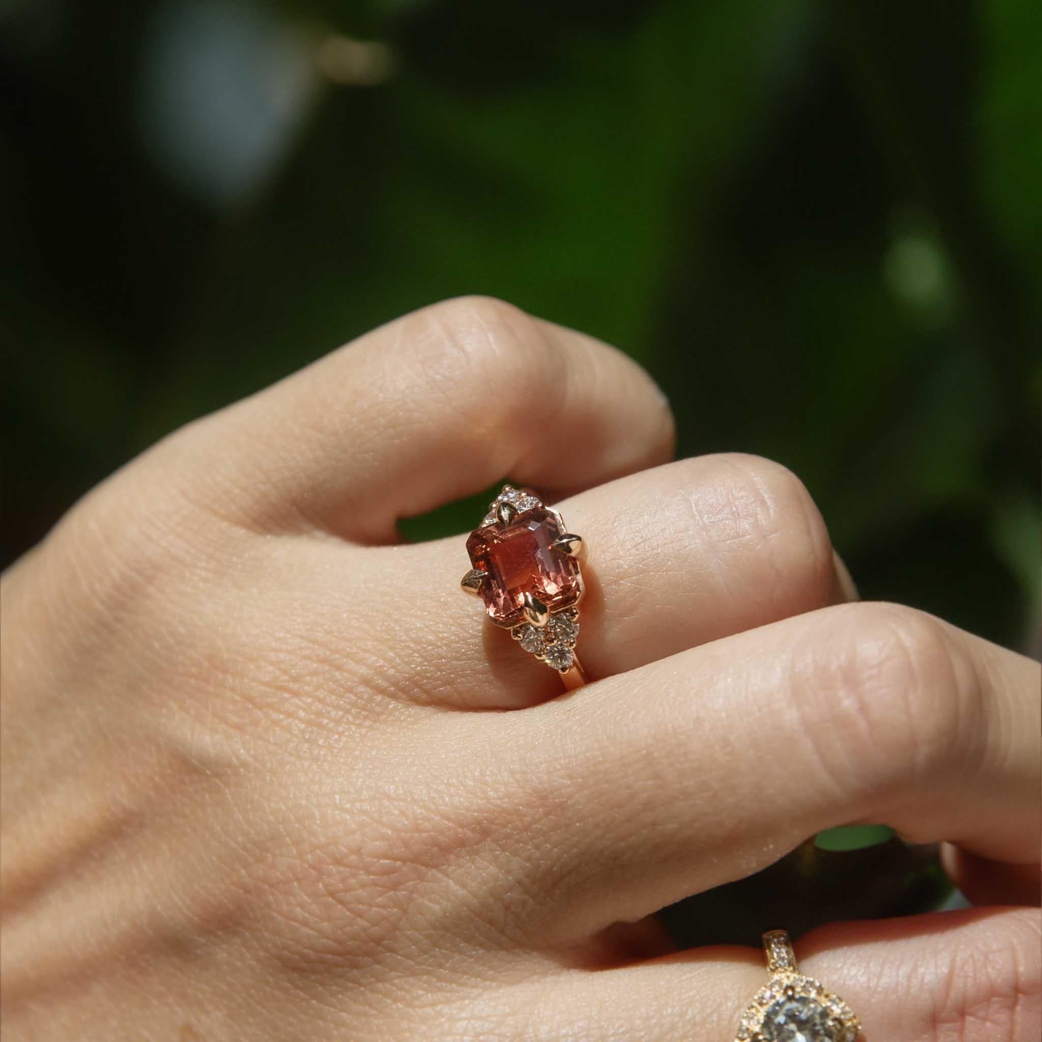 EMBRIONES DE AMOR

Bajo el resplandor de la luz que se desvanece, 
Donde el día se rinde a la noche, 
Se enciende un calor, un fuego dorado, 
Un amor que escala, un deseo del corazón. 

Los horizontes arden con tonos ámbar, 
Un beso fugaz, el cielo