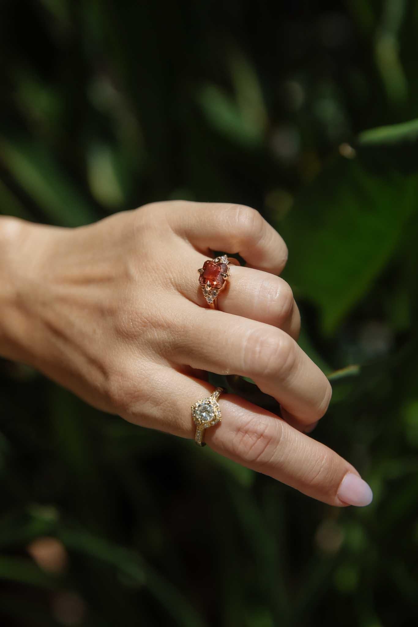 Anillo contemporáneo de oro de 18 ct con turmalina naranja melocotón y diamantes de 3,72 ct en venta 1